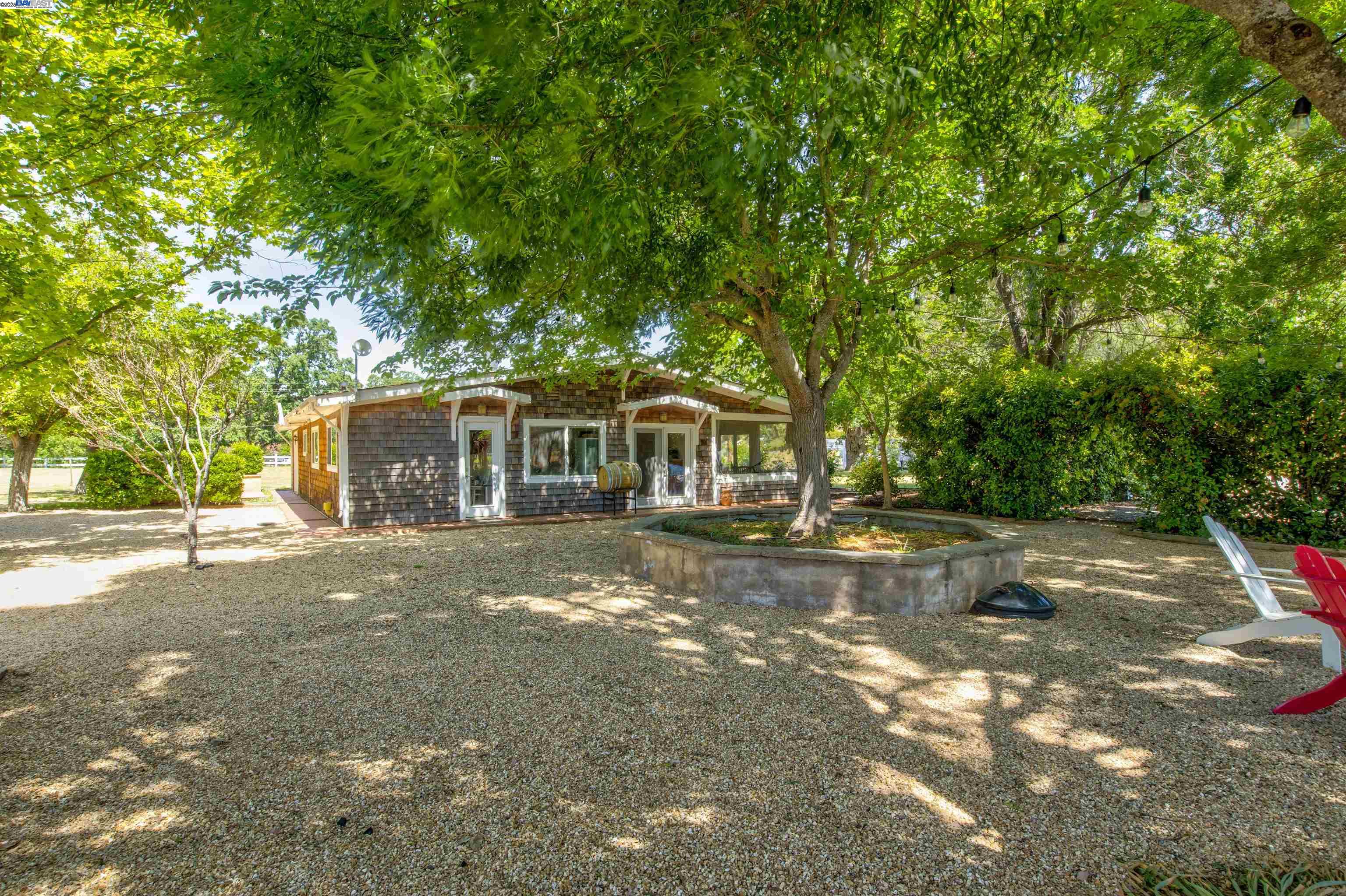 Detail Gallery Image 9 of 32 For 2051 Dollarhide Rd, Saint Helena,  CA 94574 - 2 Beds | 1 Baths