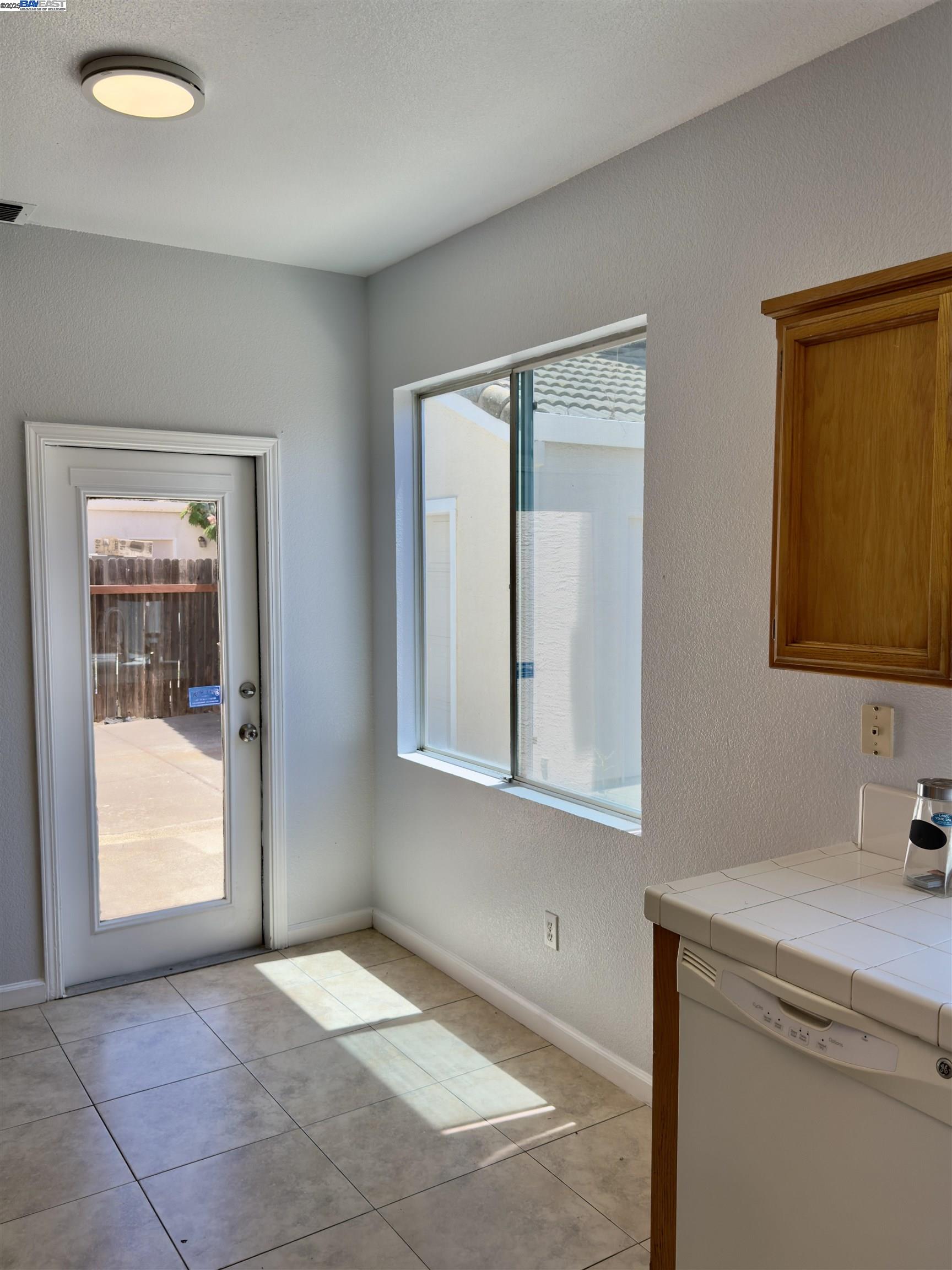 Detail Gallery Image 13 of 39 For 8935 Cypress View Way, Elk Grove,  CA 95758 - 4 Beds | 2/1 Baths