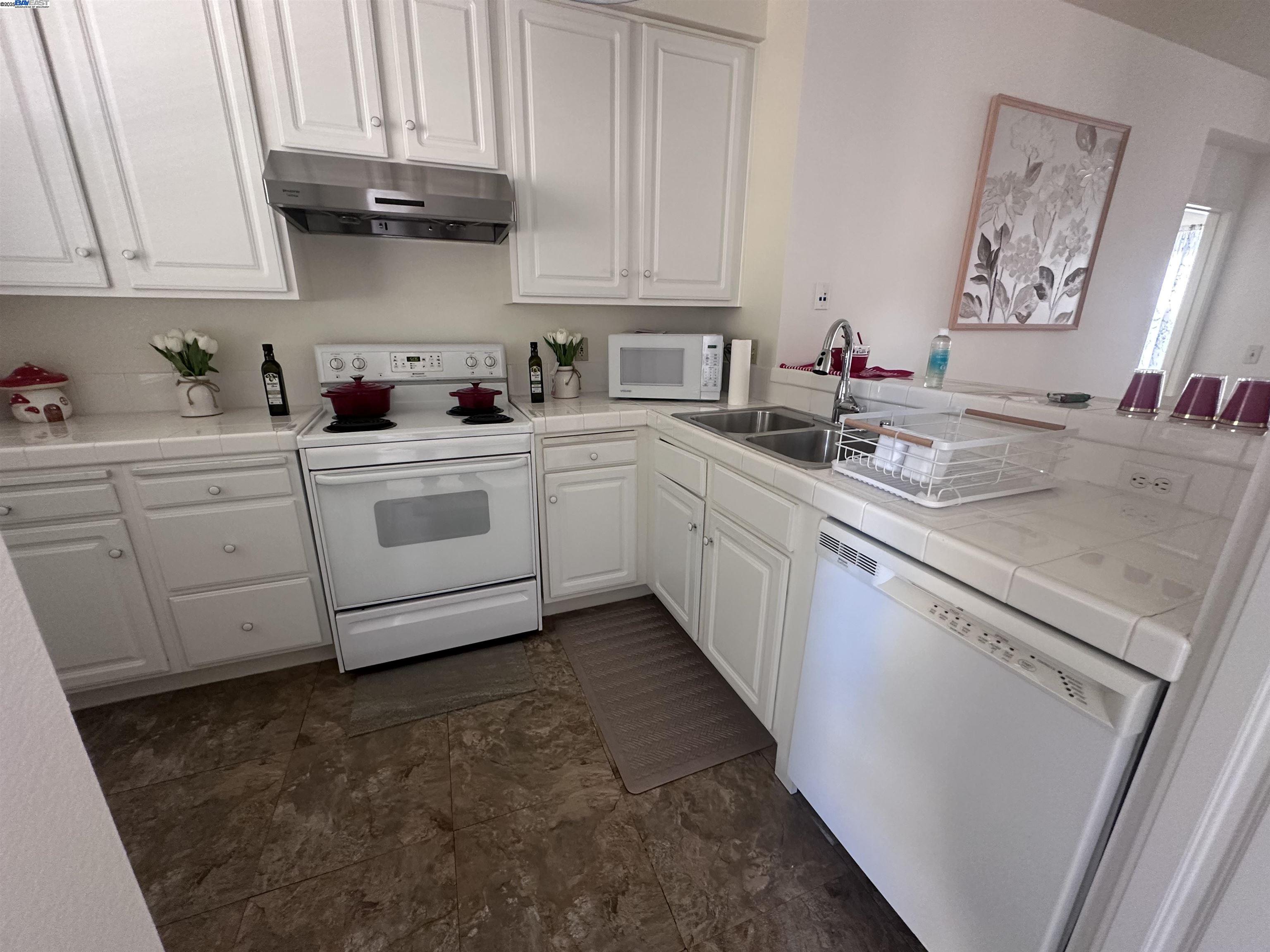 Detail Gallery Image 1 of 6 For 1 Crescent Way #1402,  San Francisco,  CA 94134 - 2 Beds | 2 Baths