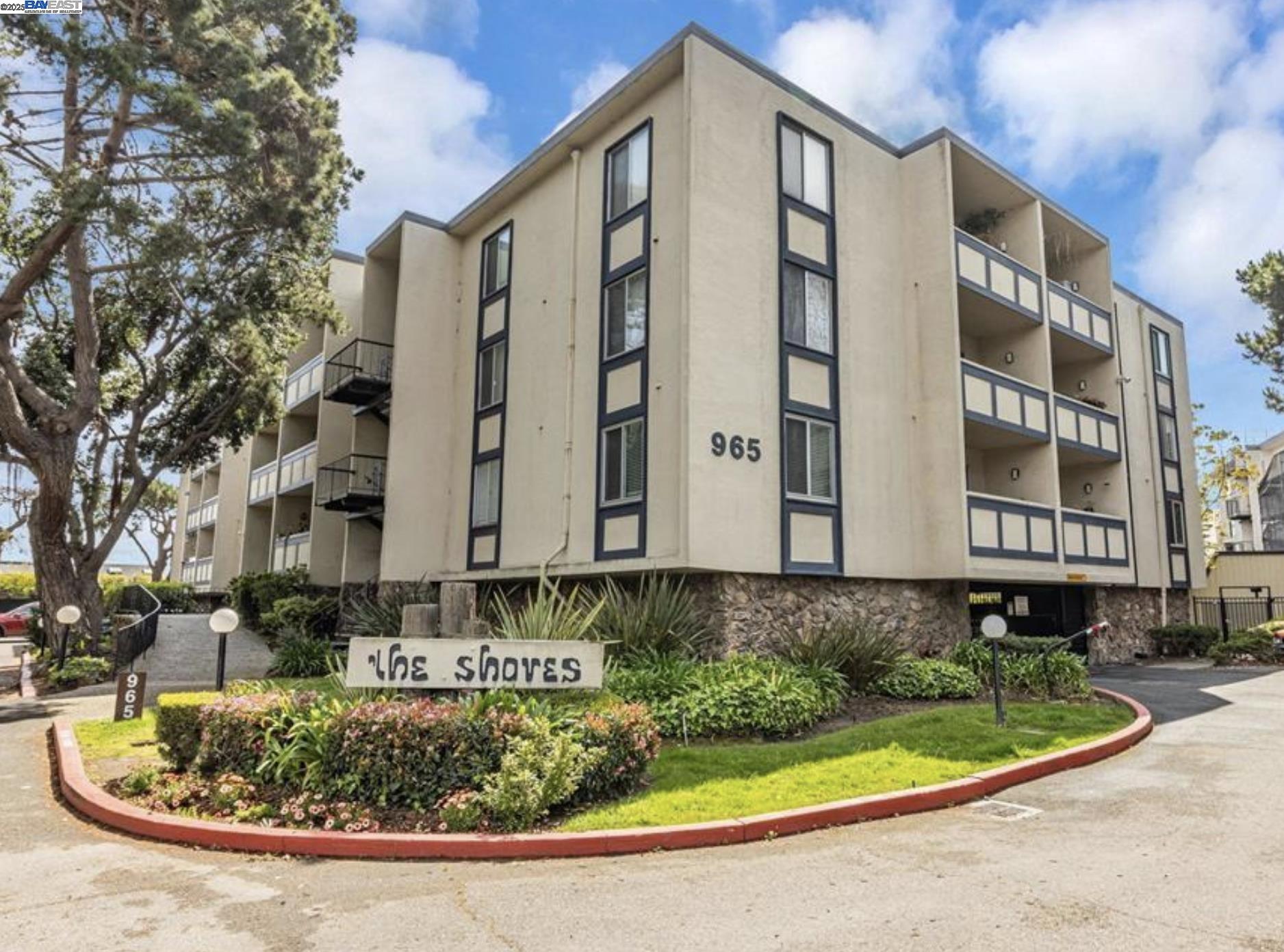 Detail Gallery Image 1 of 28 For 965 Shorepoint Ct #200, Alameda,  CA 94501 - 1 Beds | 1/1 Baths