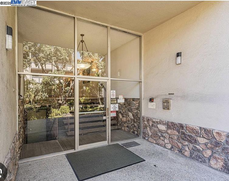Detail Gallery Image 2 of 28 For 965 Shorepoint Ct #200, Alameda,  CA 94501 - 1 Beds | 1/1 Baths