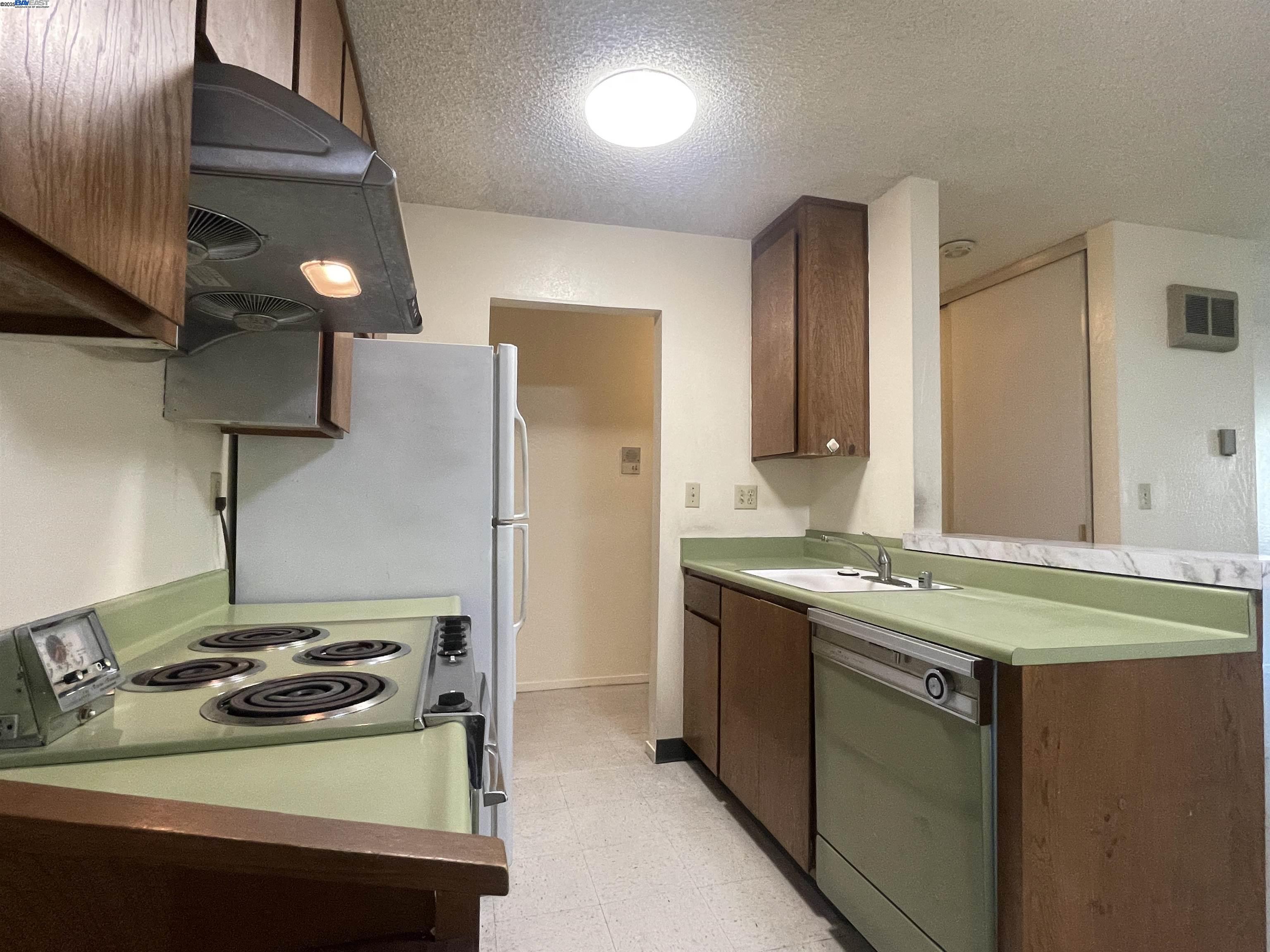 Detail Gallery Image 11 of 28 For 965 Shorepoint Ct #200, Alameda,  CA 94501 - 1 Beds | 1/1 Baths