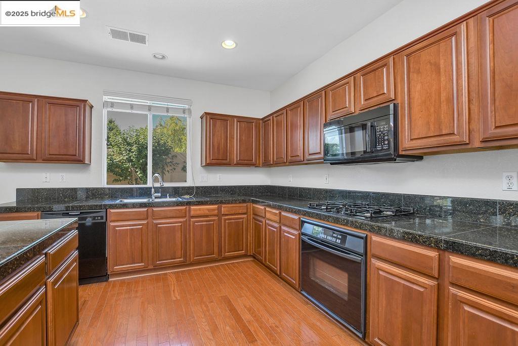 Detail Gallery Image 12 of 35 For 4619 Menona Court, Antioch,  CA 94531-9417 - 4 Beds | 2/1 Baths
