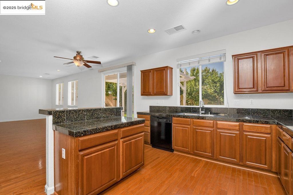 Detail Gallery Image 13 of 35 For 4619 Menona Court, Antioch,  CA 94531-9417 - 4 Beds | 2/1 Baths