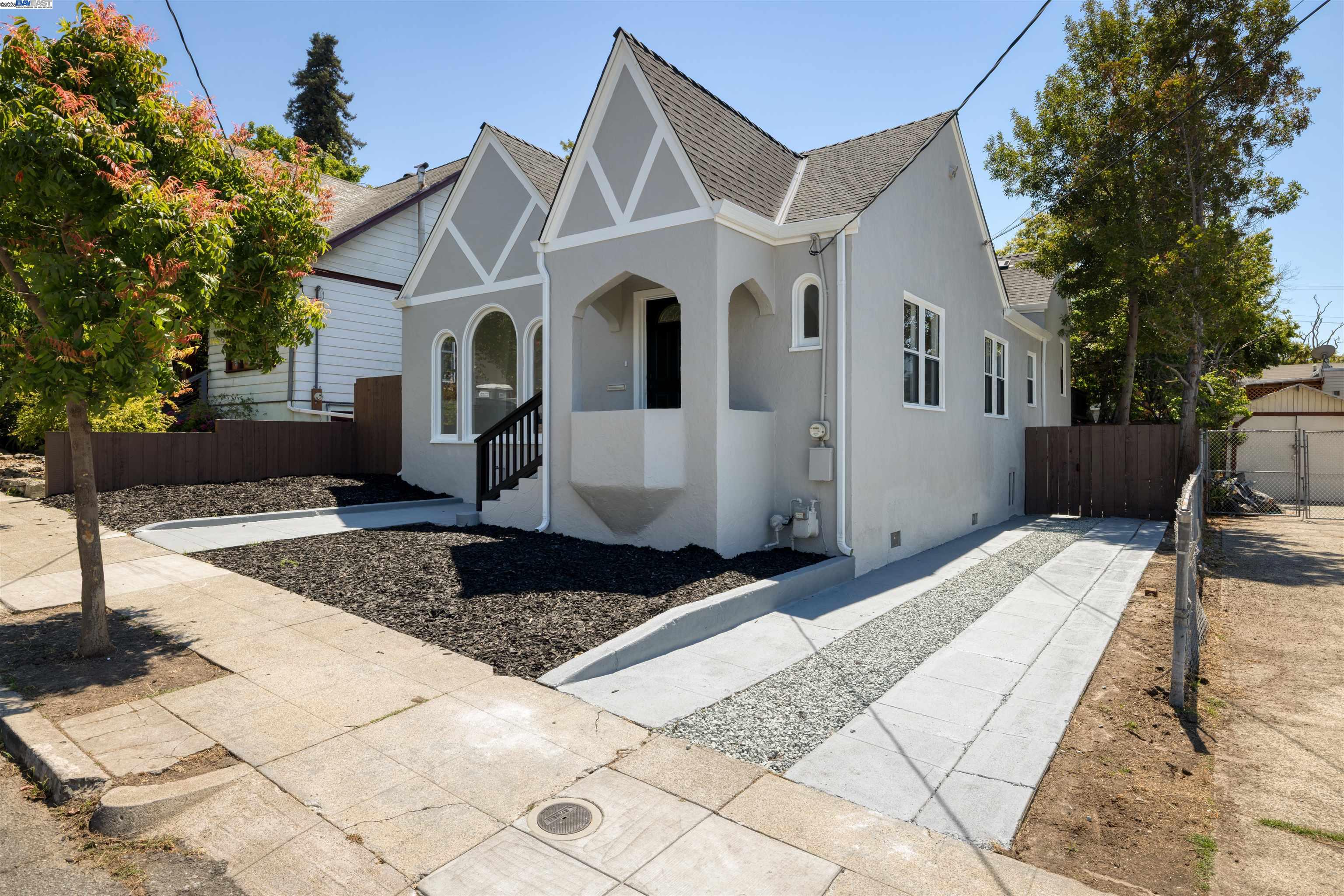 Detail Gallery Image 1 of 29 For 2440 Monticello Ave, Oakland,  CA 94601 - 3 Beds | 1/1 Baths