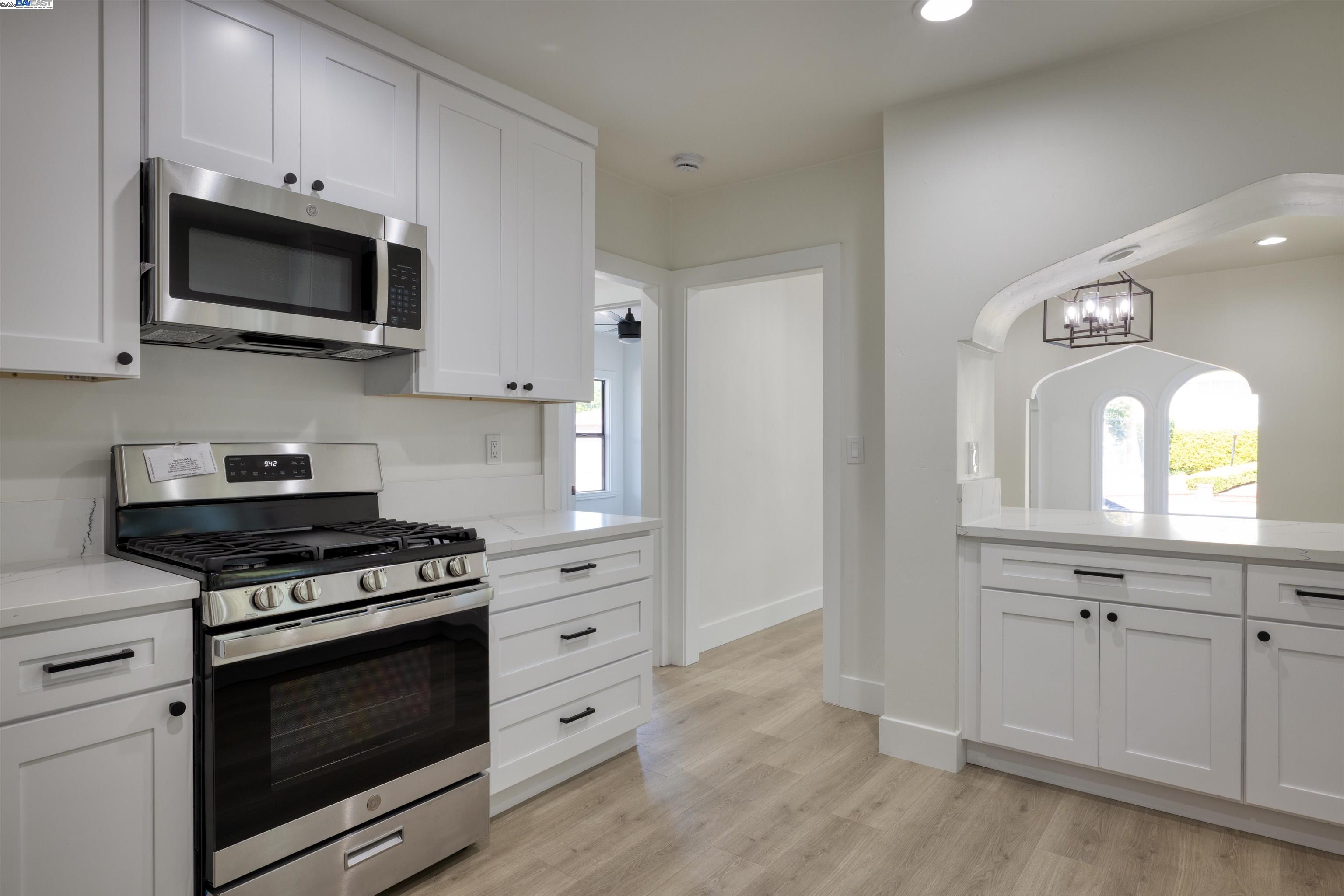 Detail Gallery Image 6 of 29 For 2440 Monticello Ave, Oakland,  CA 94601 - 3 Beds | 1/1 Baths