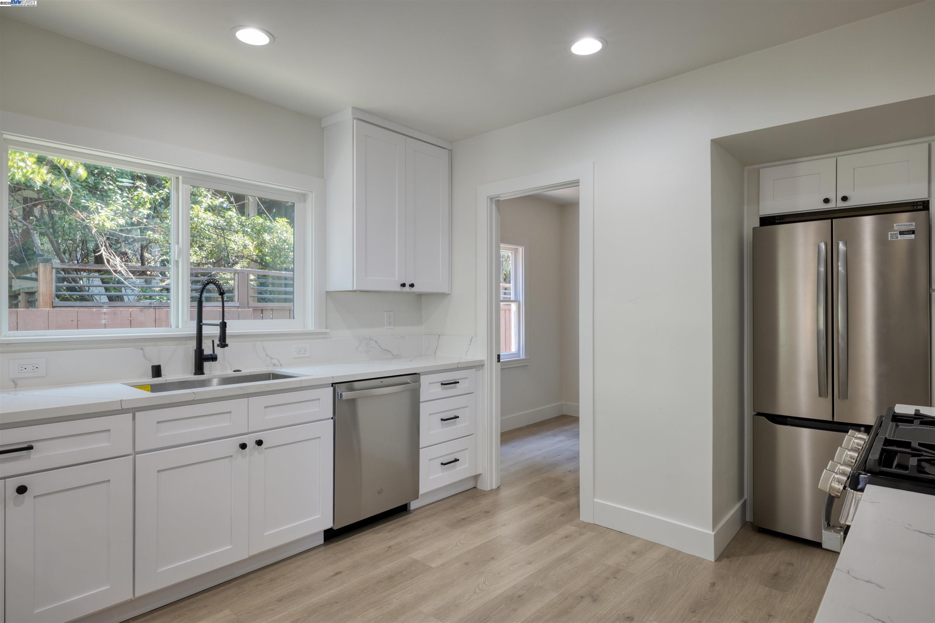 Detail Gallery Image 7 of 29 For 2440 Monticello Ave, Oakland,  CA 94601 - 3 Beds | 1/1 Baths
