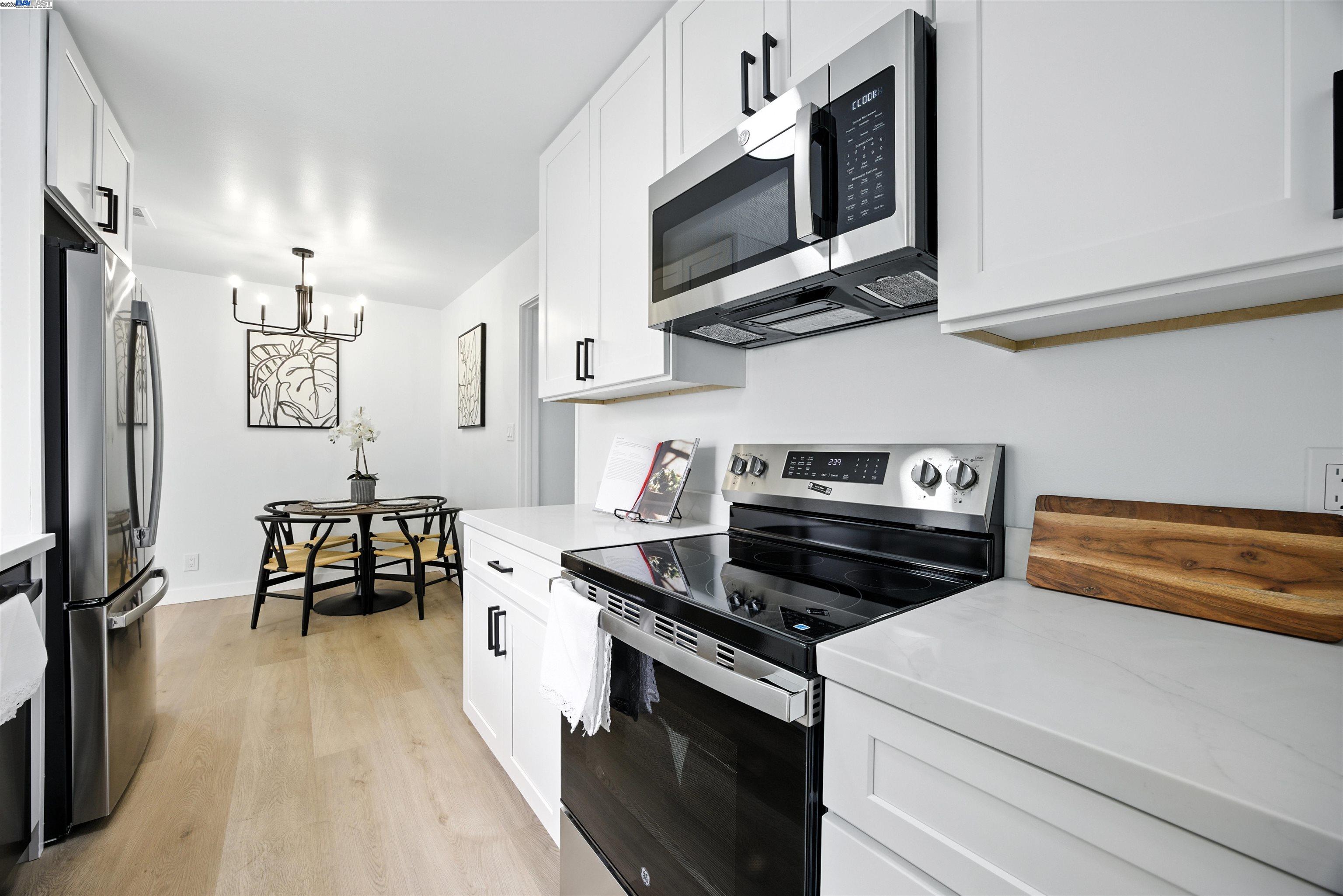 Detail Gallery Image 2 of 24 For 3200 Fiji Ln, Alameda,  CA 94502 - 2 Beds | 2 Baths