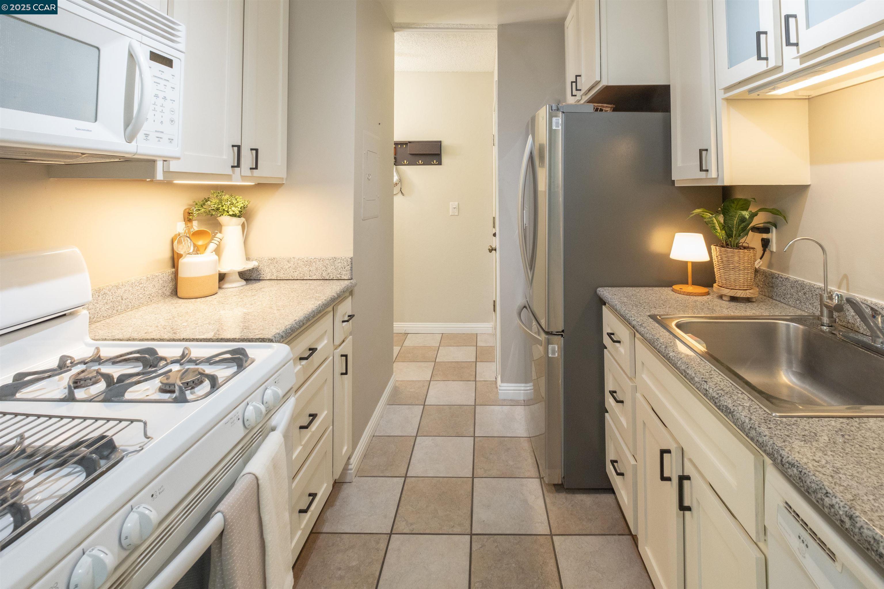 Detail Gallery Image 3 of 19 For 5318 Ridgeview Cir #10,  El Sobrante,  CA 94803 - 2 Beds | 1 Baths