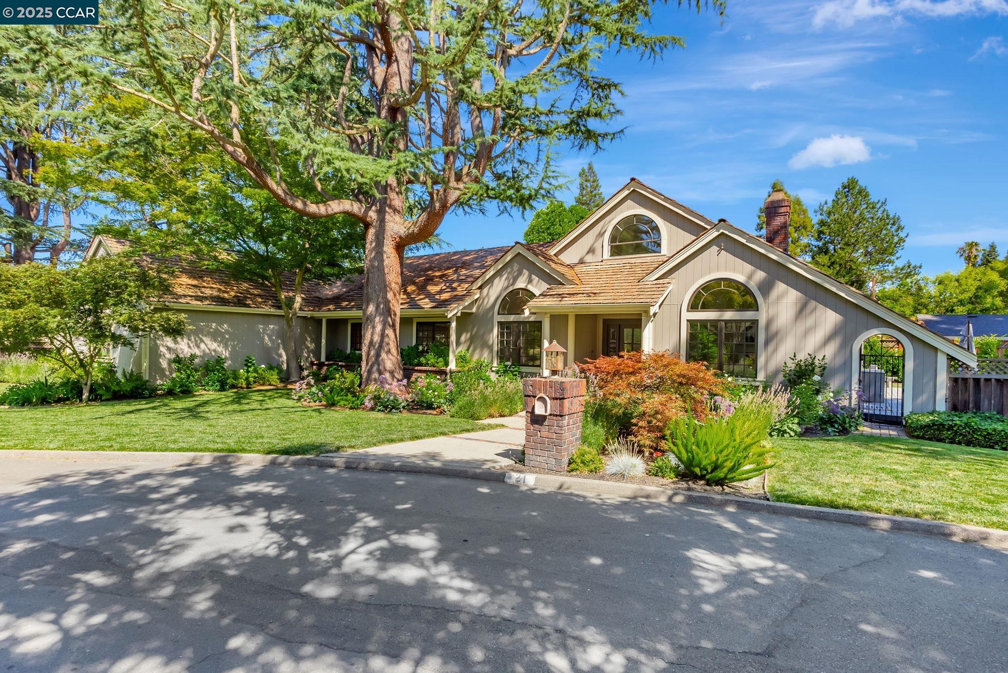 Detail Gallery Image 2 of 60 For 21 Carriage Ct, Alamo,  CA 94507 - 4 Beds | 2/1 Baths