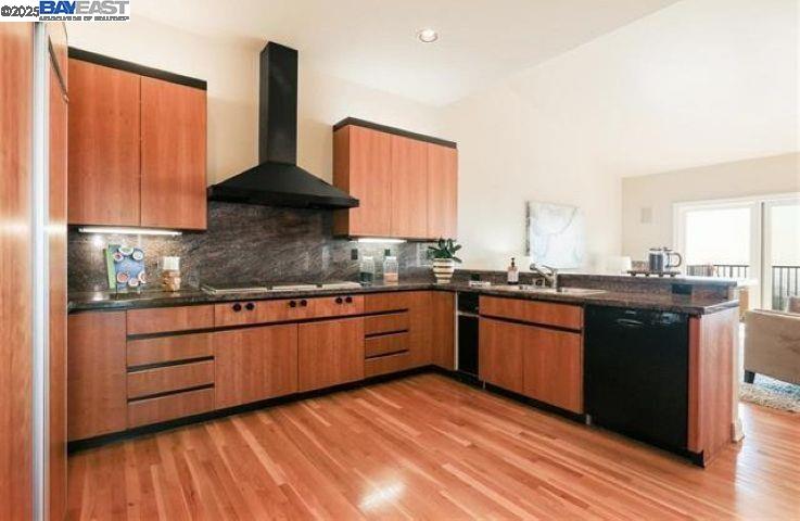 Detail Gallery Image 4 of 16 For 1838 Grand View Dr, Oakland,  CA 94618 - 3 Beds | 2/1 Baths