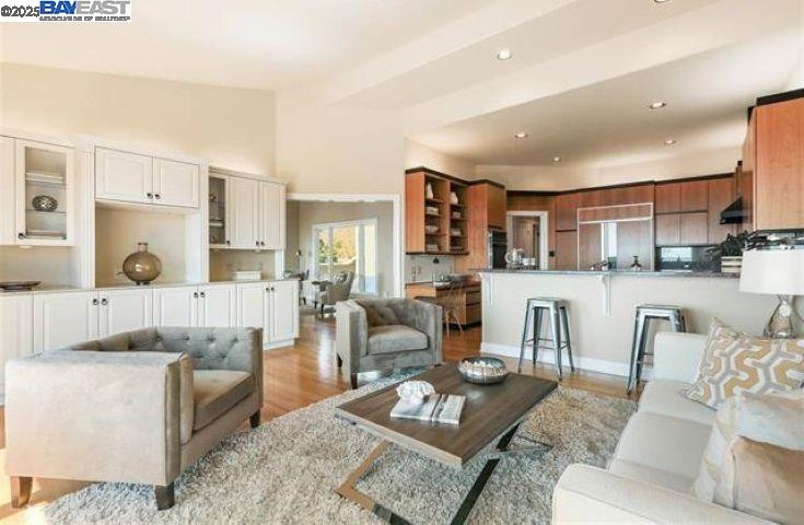 Detail Gallery Image 5 of 16 For 1838 Grand View Dr, Oakland,  CA 94618 - 3 Beds | 2/1 Baths