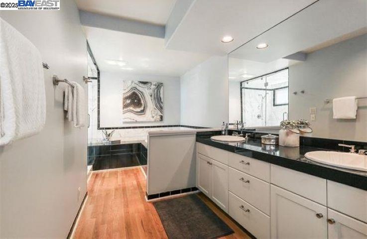 Detail Gallery Image 9 of 16 For 1838 Grand View Dr, Oakland,  CA 94618 - 3 Beds | 2/1 Baths