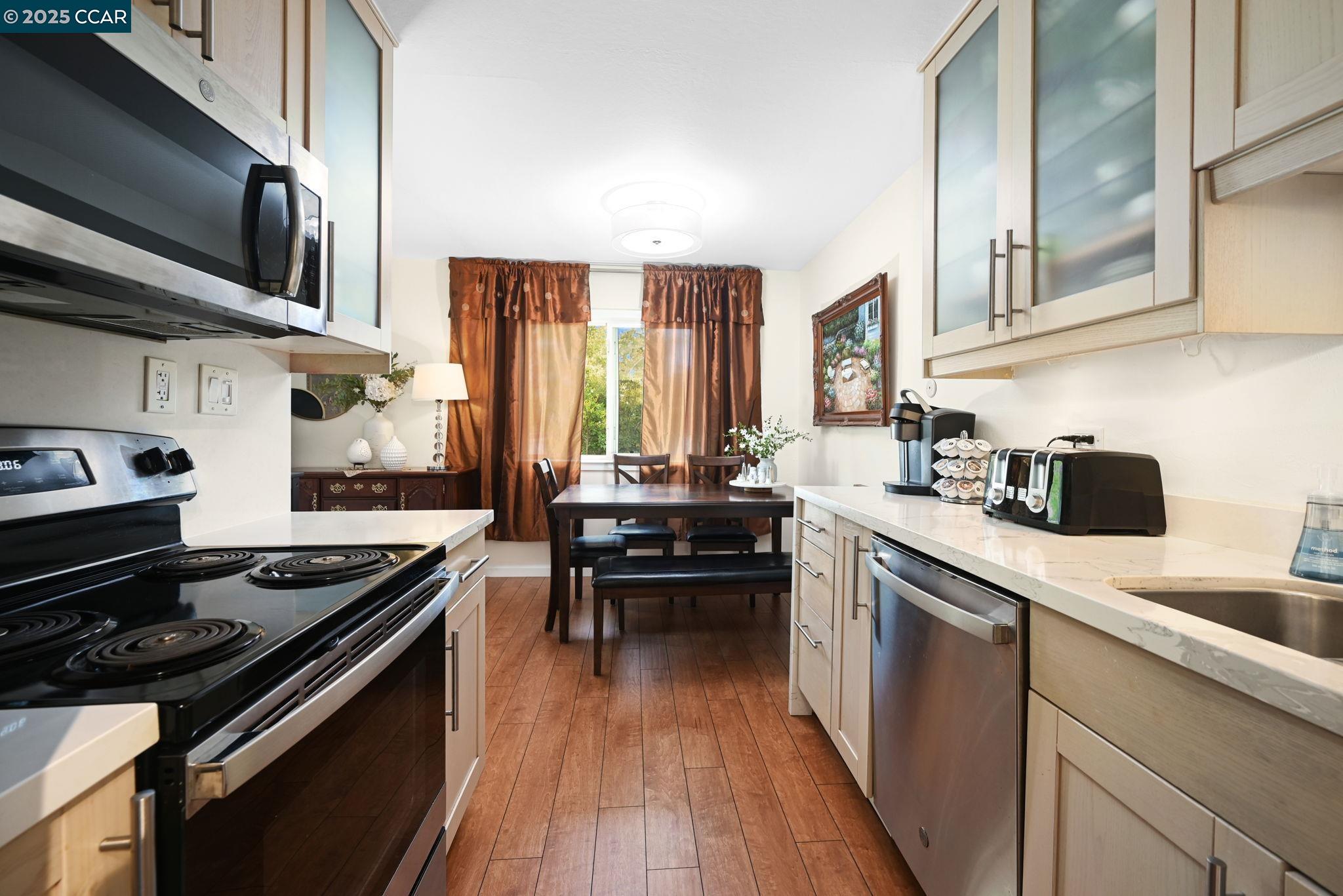 Detail Gallery Image 3 of 21 For 2180 Geary Rd #20,  Pleasant Hill,  CA 94523 - 2 Beds | 1 Baths