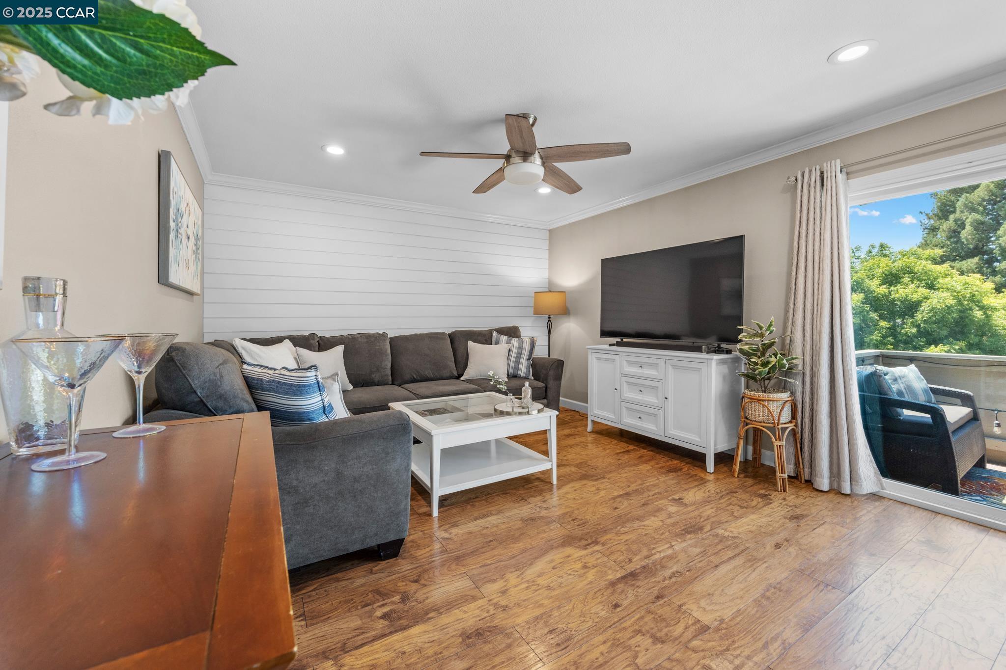 Detail Gallery Image 2 of 41 For 825 Oak Grove Rd #62,  Concord,  CA 94518 - 2 Beds | 1 Baths