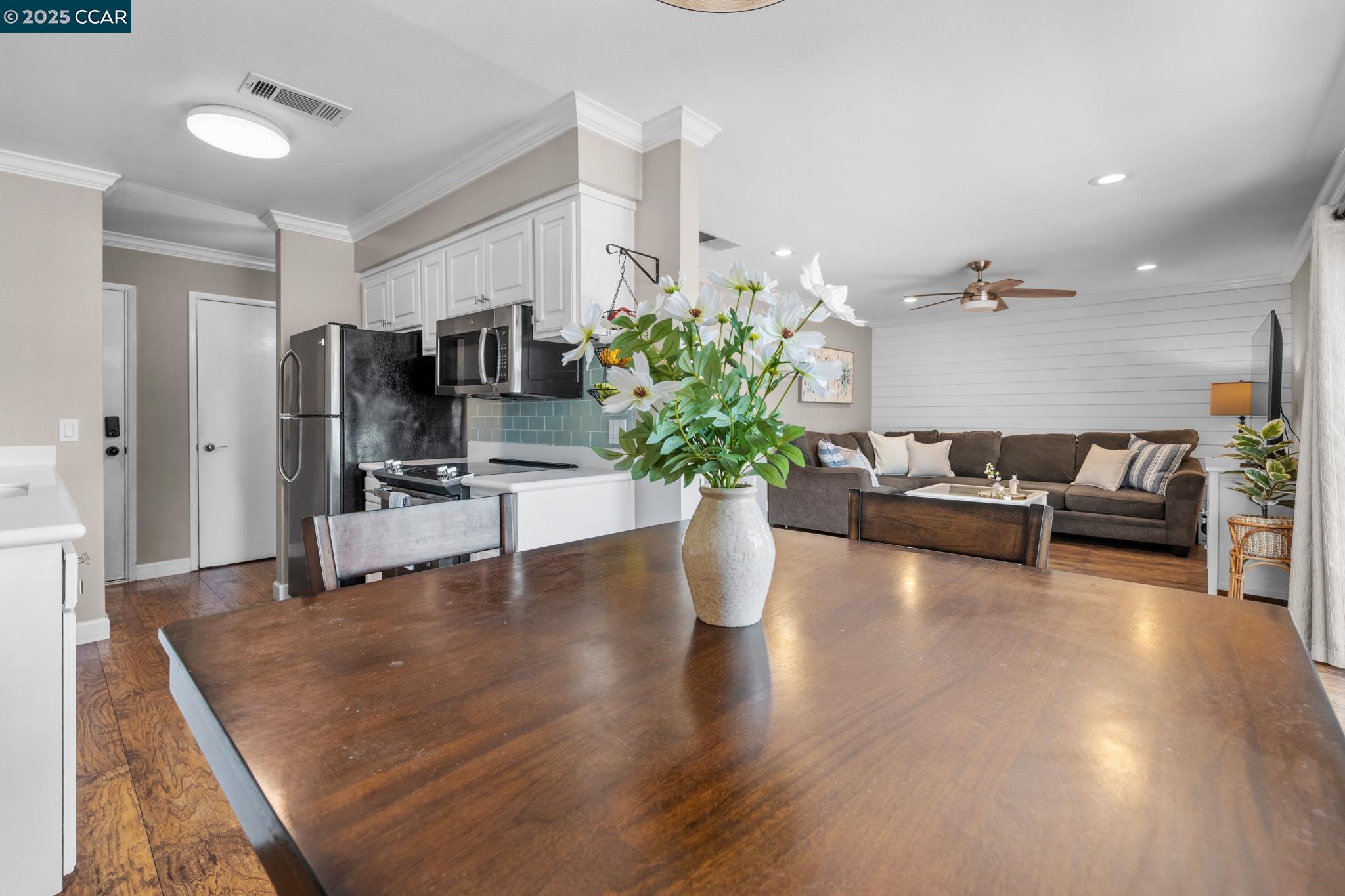 Detail Gallery Image 5 of 41 For 825 Oak Grove Rd #62,  Concord,  CA 94518 - 2 Beds | 1 Baths