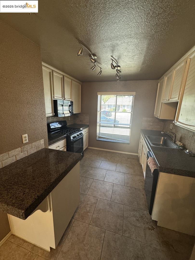 Detail Gallery Image 10 of 26 For 8008 Wagner Ct, Antelope,  CA 95843 - 2 Beds | 2 Baths