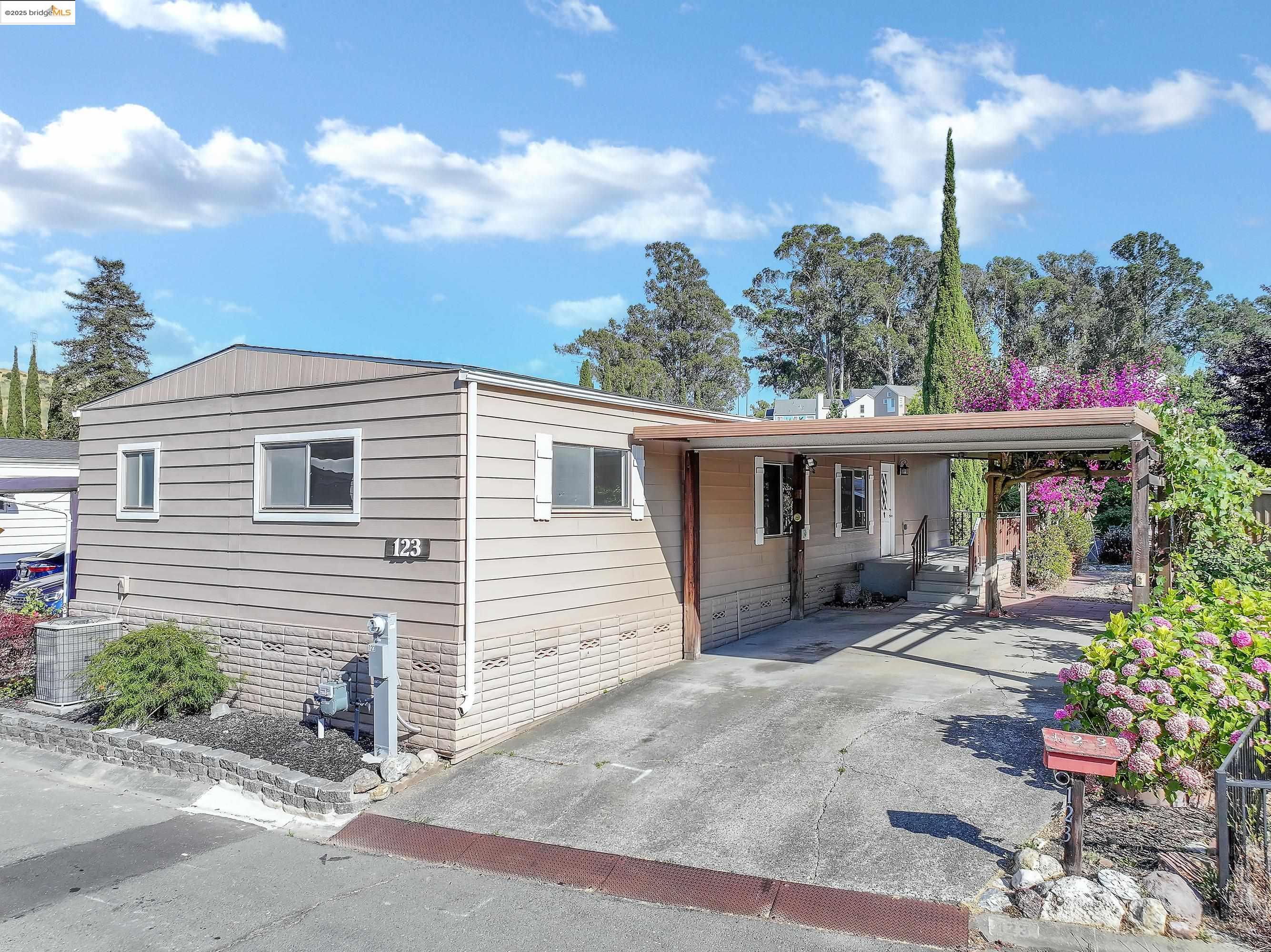 Detail Gallery Image 1 of 35 For 123 Phyllis Ct #123,  Vallejo,  CA 94590 - 3 Beds | 2 Baths