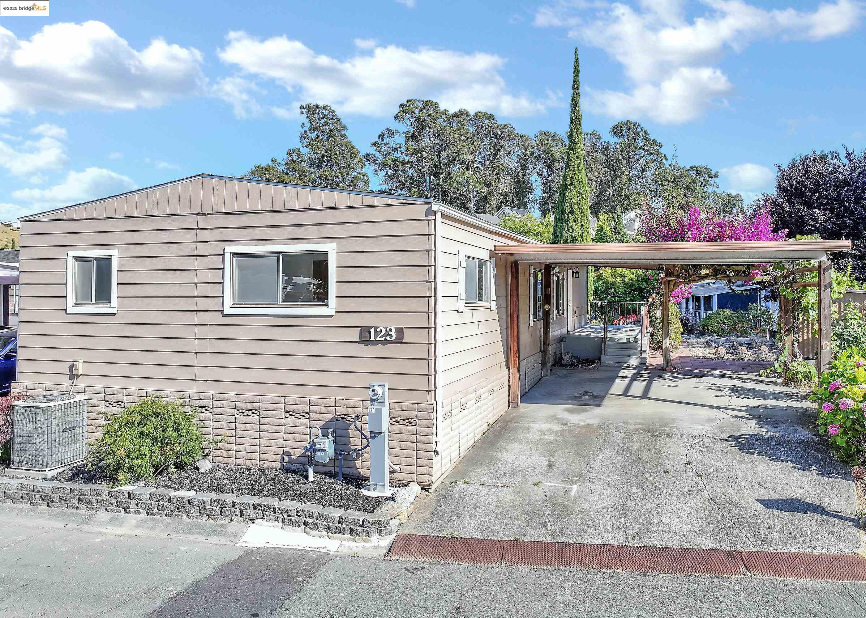 Detail Gallery Image 2 of 35 For 123 Phyllis Ct #123,  Vallejo,  CA 94590 - 3 Beds | 2 Baths
