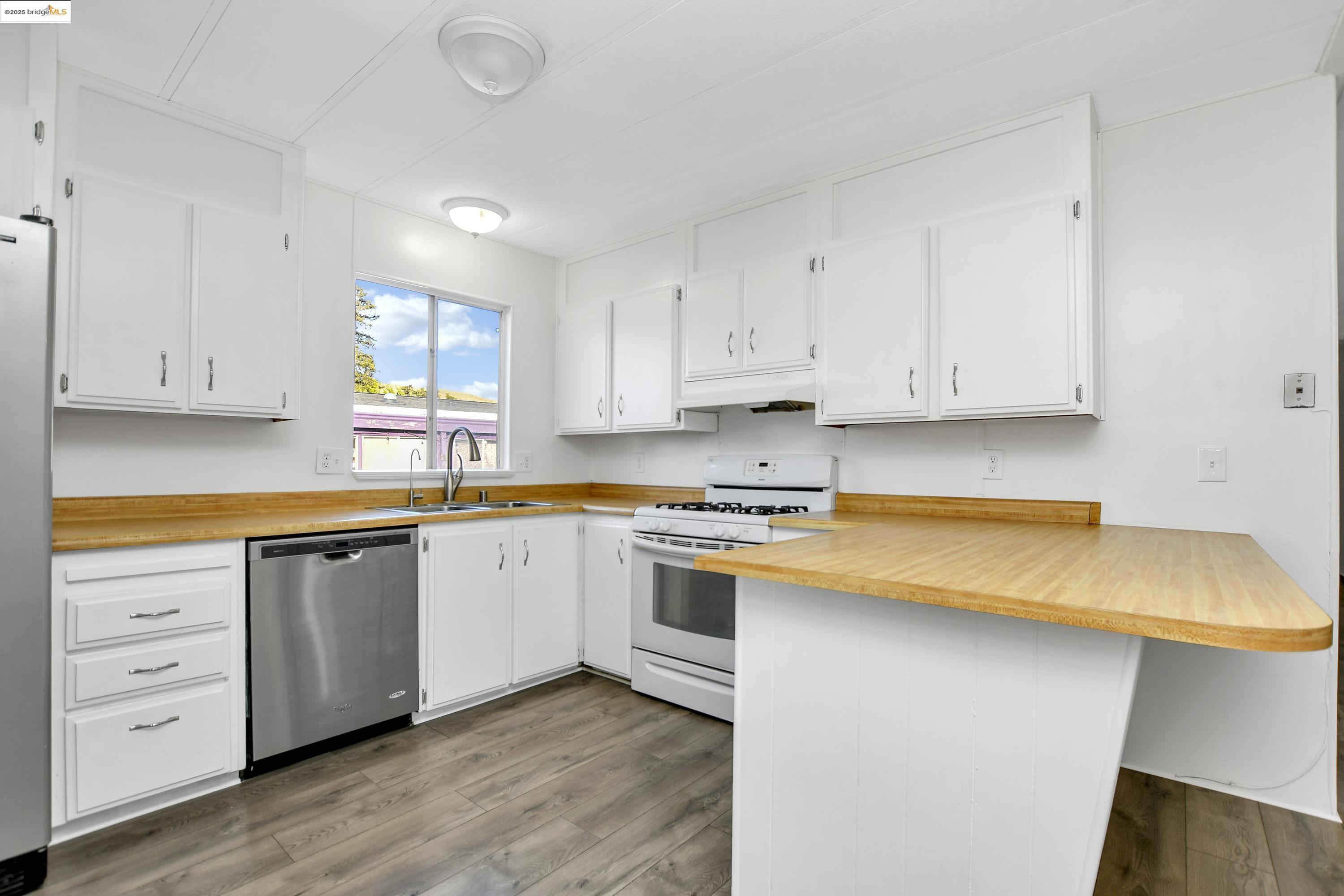 Detail Gallery Image 11 of 35 For 123 Phyllis Ct #123,  Vallejo,  CA 94590 - 3 Beds | 2 Baths