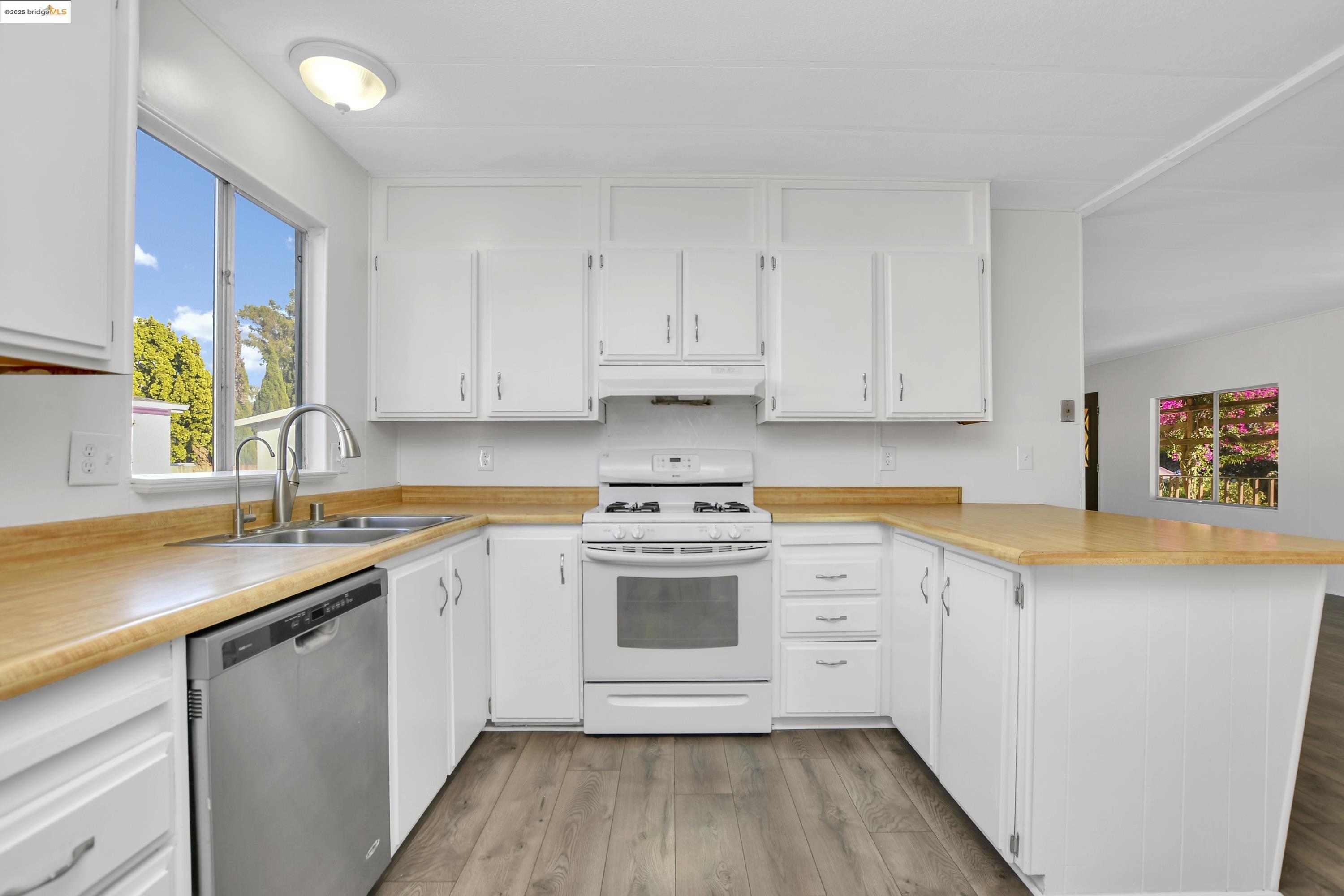 Detail Gallery Image 12 of 35 For 123 Phyllis Ct #123,  Vallejo,  CA 94590 - 3 Beds | 2 Baths