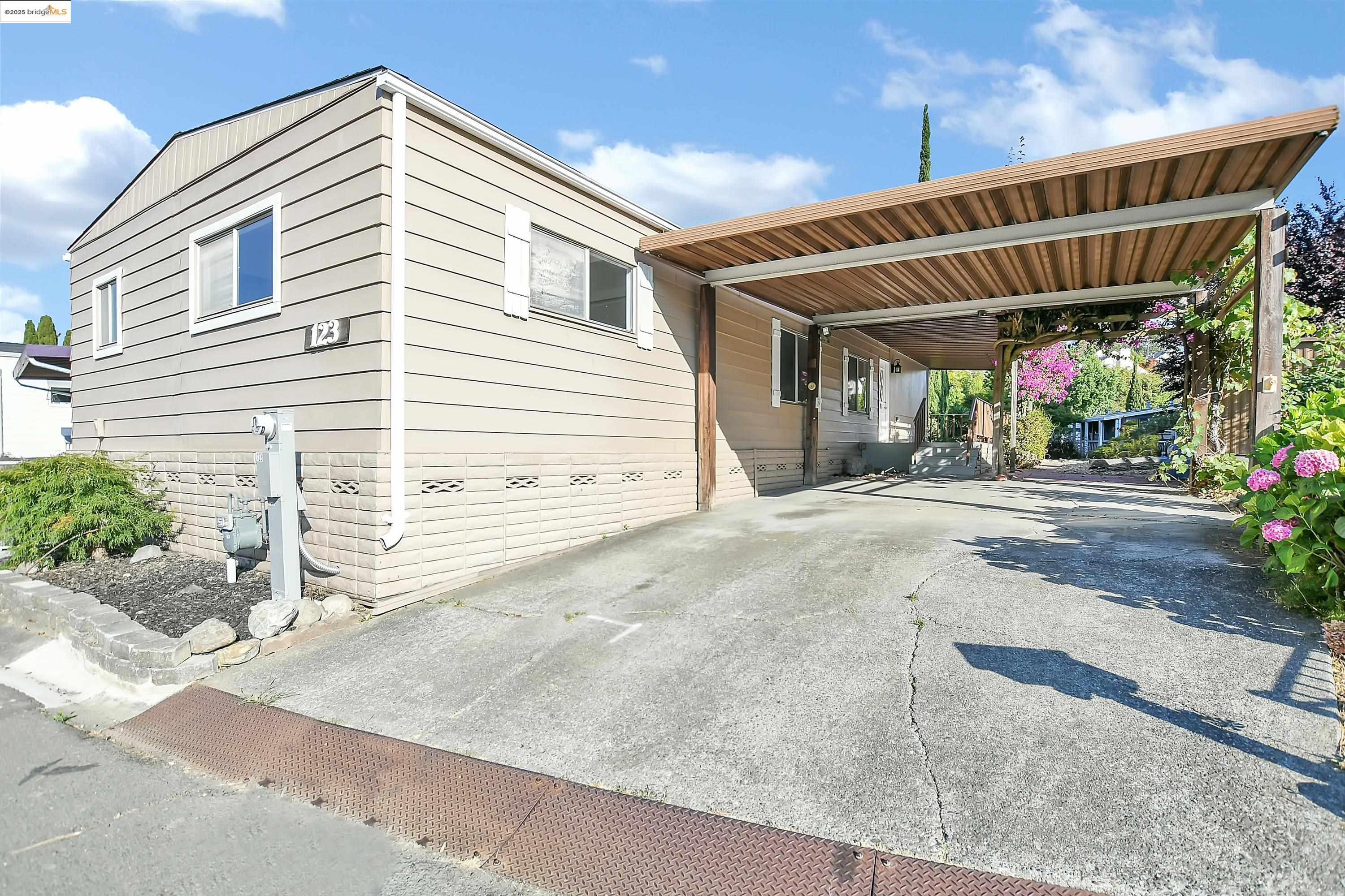 Detail Gallery Image 3 of 35 For 123 Phyllis Ct #123,  Vallejo,  CA 94590 - 3 Beds | 2 Baths