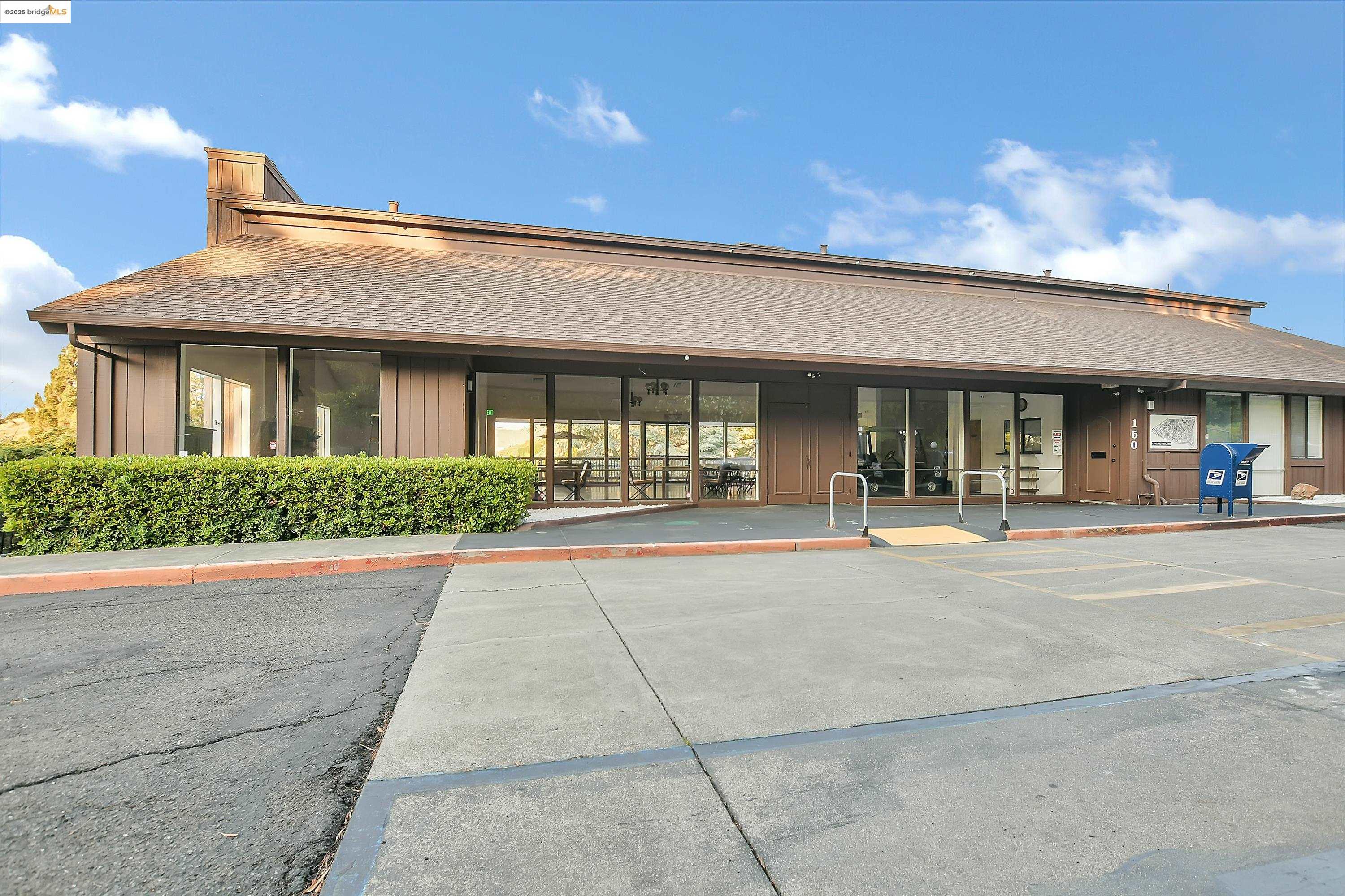 Detail Gallery Image 28 of 35 For 123 Phyllis Ct #123,  Vallejo,  CA 94590 - 3 Beds | 2 Baths