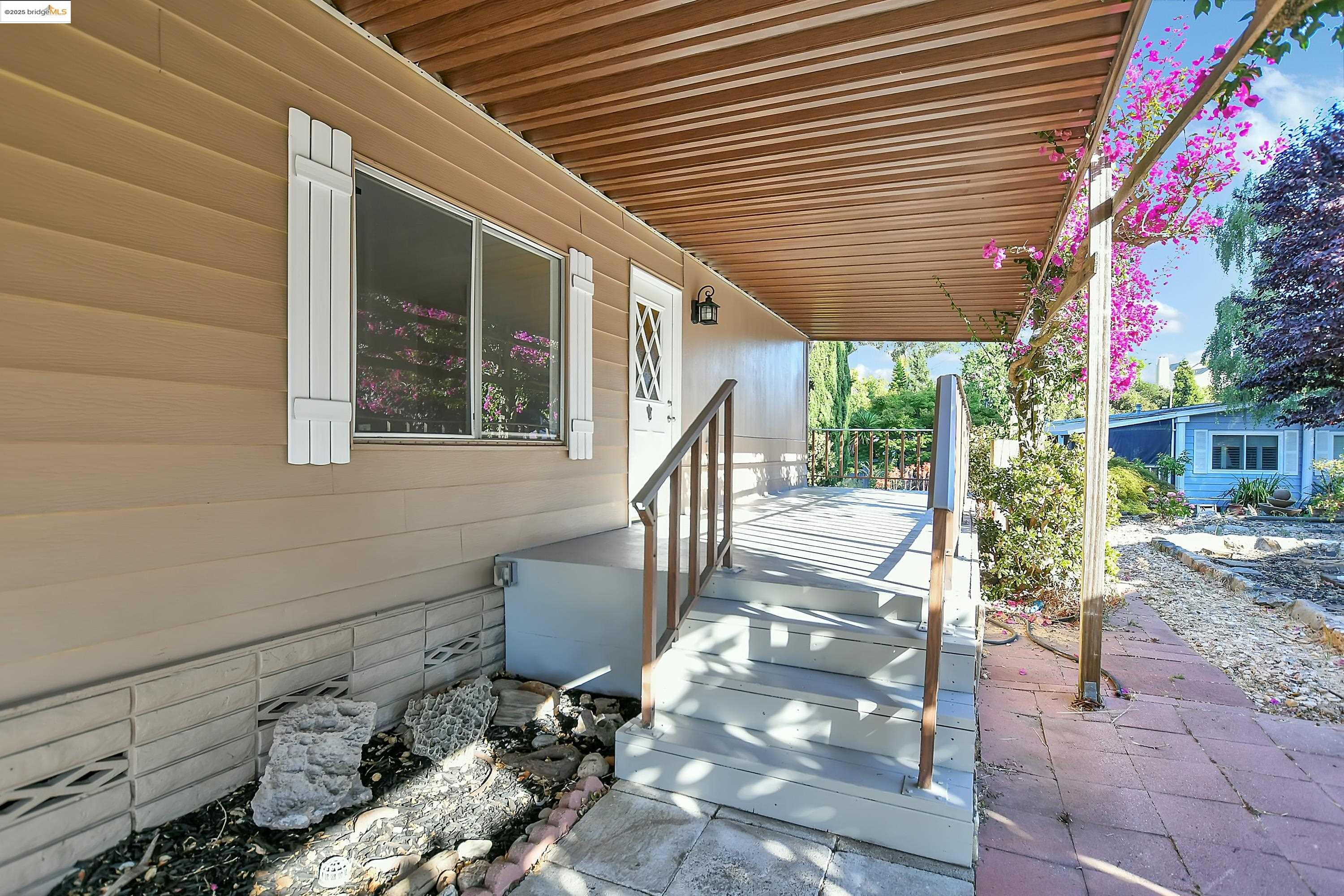 Detail Gallery Image 4 of 35 For 123 Phyllis Ct #123,  Vallejo,  CA 94590 - 3 Beds | 2 Baths