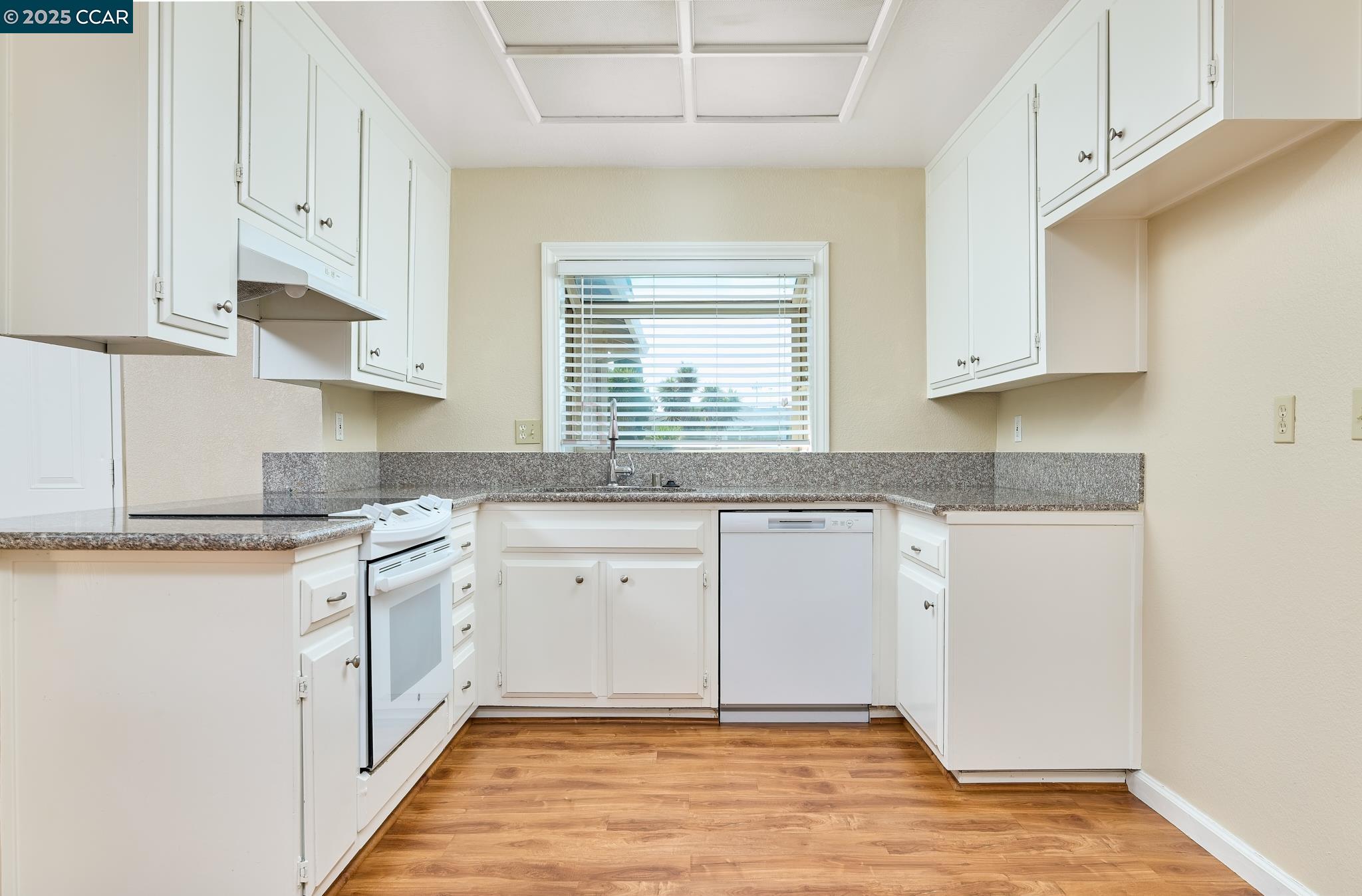 Detail Gallery Image 3 of 21 For 88 Newport Way, Suisun City,  CA 94585 - 3 Beds | 2 Baths