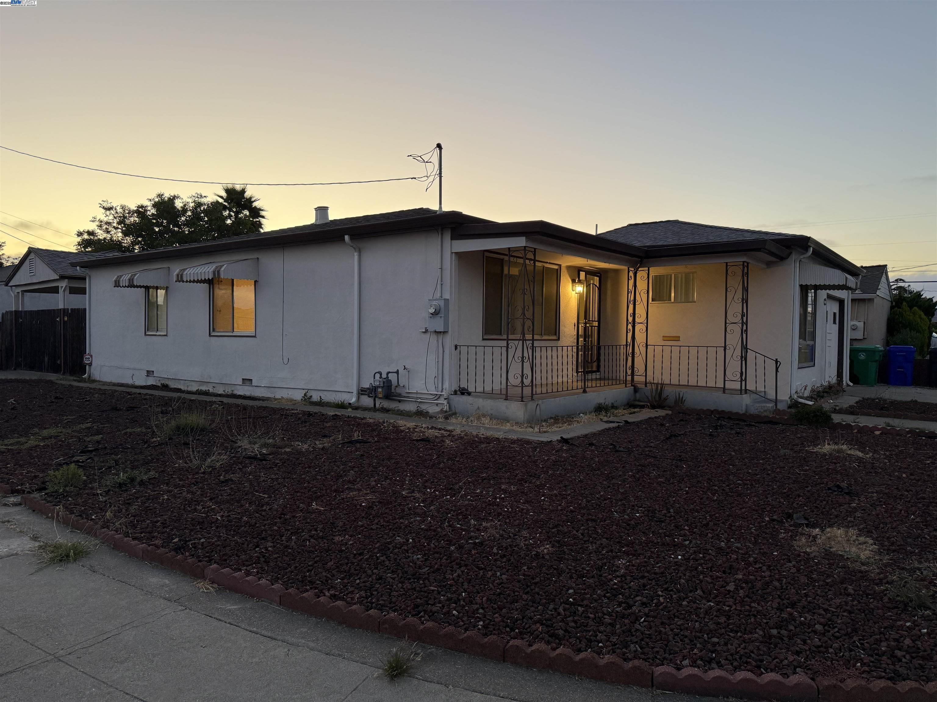 Detail Gallery Image 3 of 15 For 14835 Farnsworth St, San Leandro,  CA 94579 - 3 Beds | 2 Baths