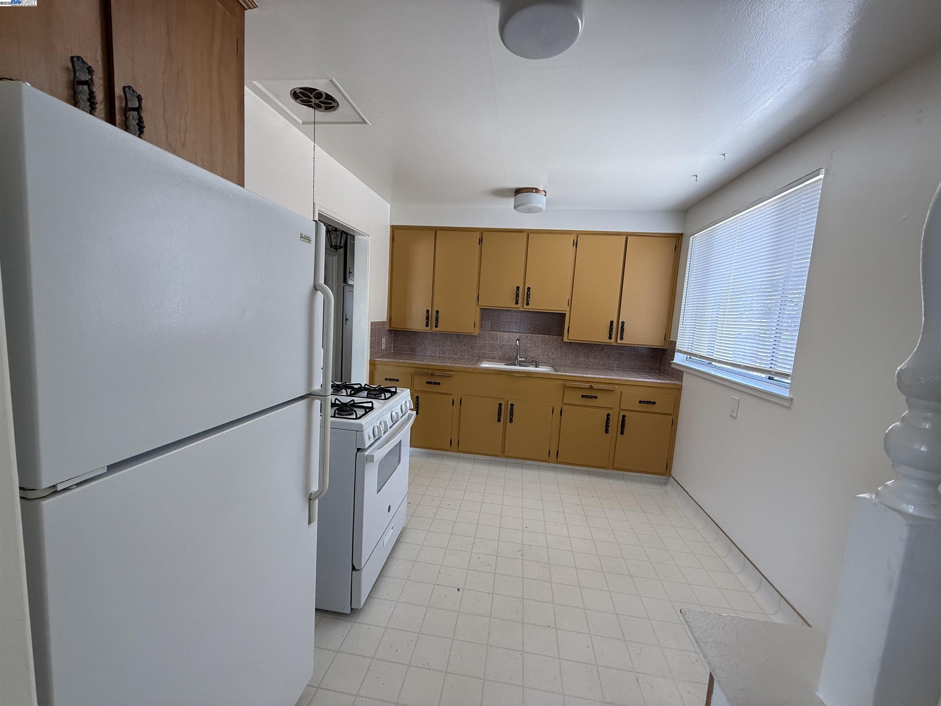 Detail Gallery Image 6 of 15 For 14835 Farnsworth St, San Leandro,  CA 94579 - 3 Beds | 2 Baths