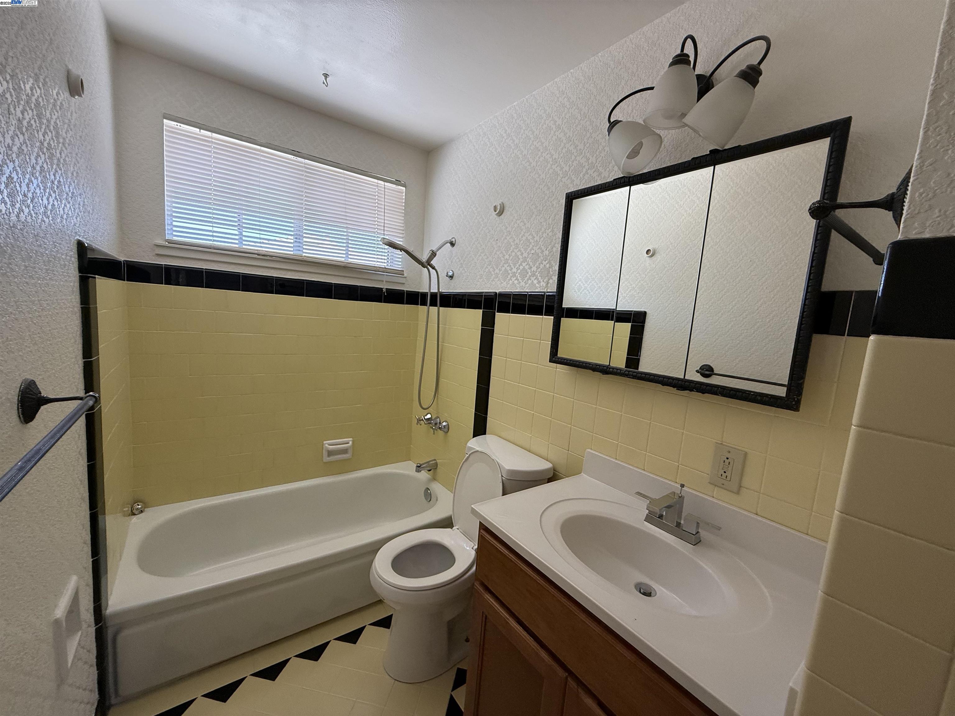 Detail Gallery Image 8 of 15 For 14835 Farnsworth St, San Leandro,  CA 94579 - 3 Beds | 2 Baths