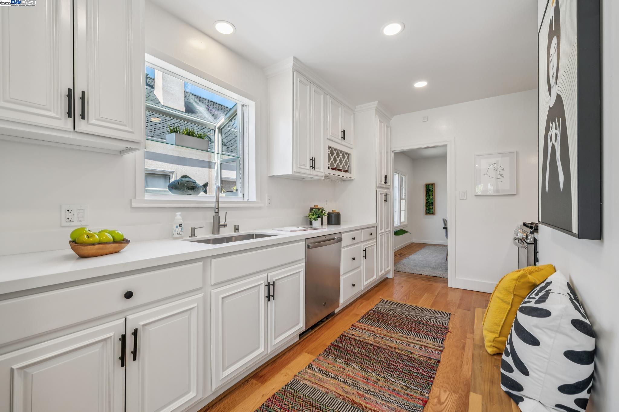 Detail Gallery Image 13 of 46 For 1712 Broadway, Alameda,  CA 94501 - 3 Beds | 2 Baths
