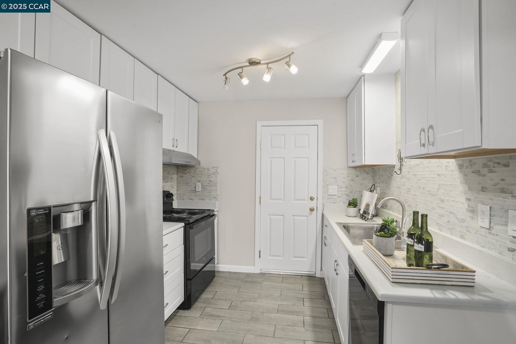 Detail Gallery Image 5 of 24 For 1879 Saint Phillip Ct, Concord,  CA 94519 - 4 Beds | 2/1 Baths