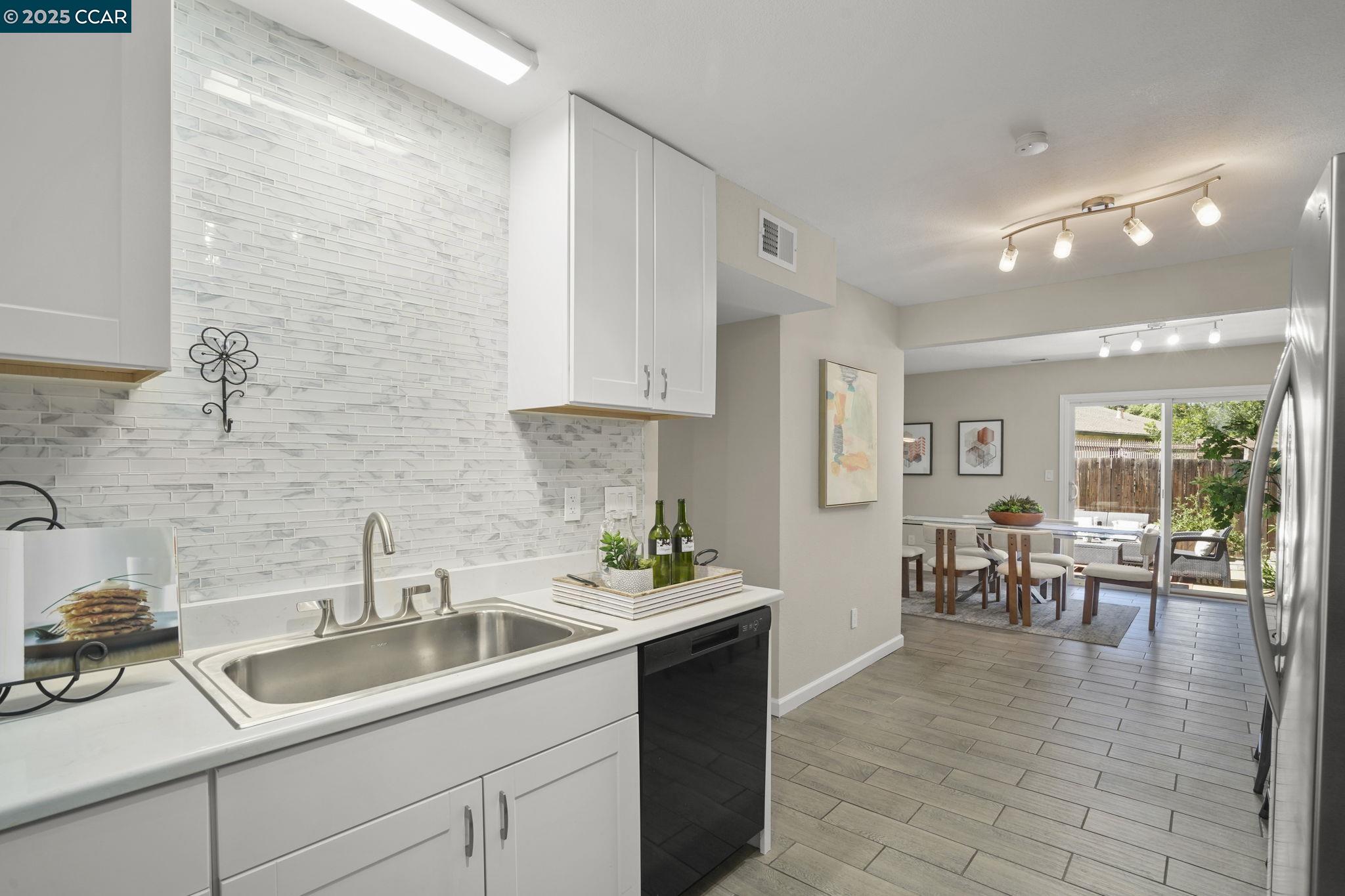 Detail Gallery Image 7 of 24 For 1879 Saint Phillip Ct, Concord,  CA 94519 - 4 Beds | 2/1 Baths