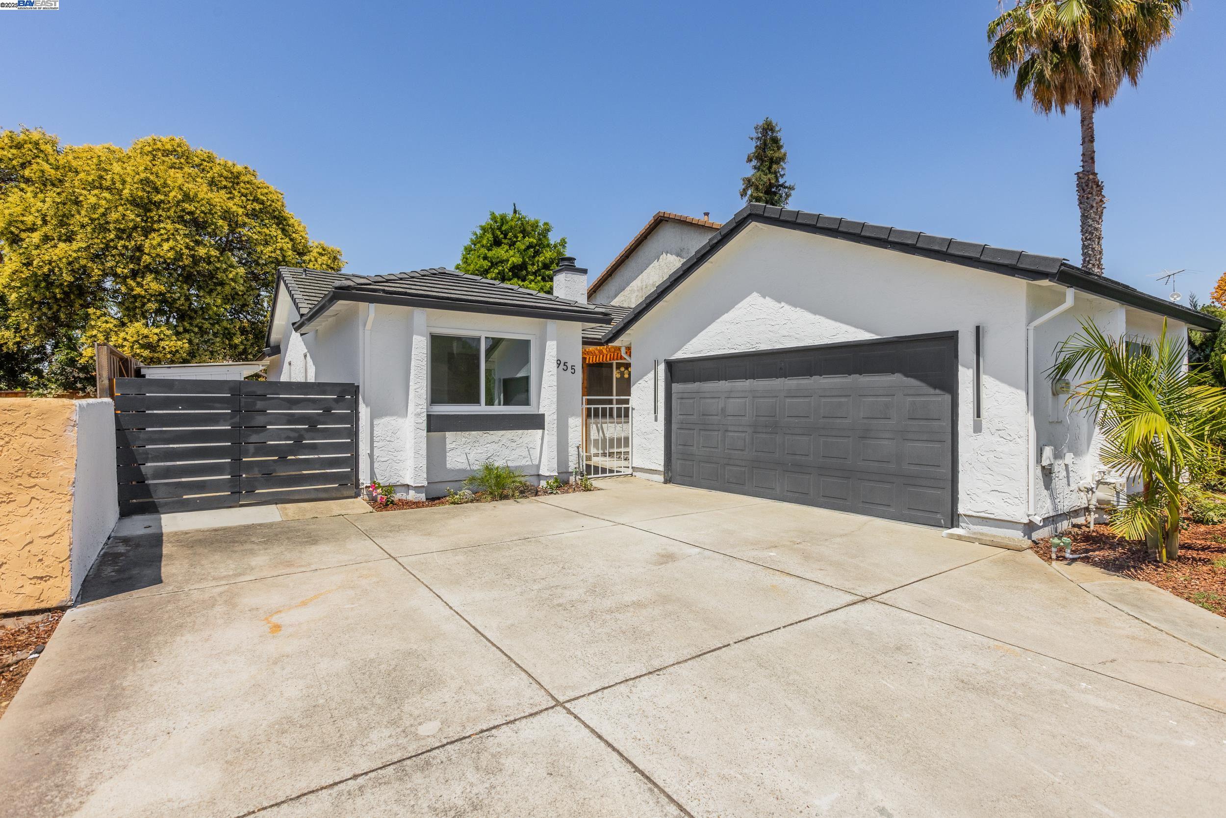 Detail Gallery Image 2 of 27 For 955 Big Bear Ct, Milpitas,  CA 95035 - 2 Beds | 2 Baths