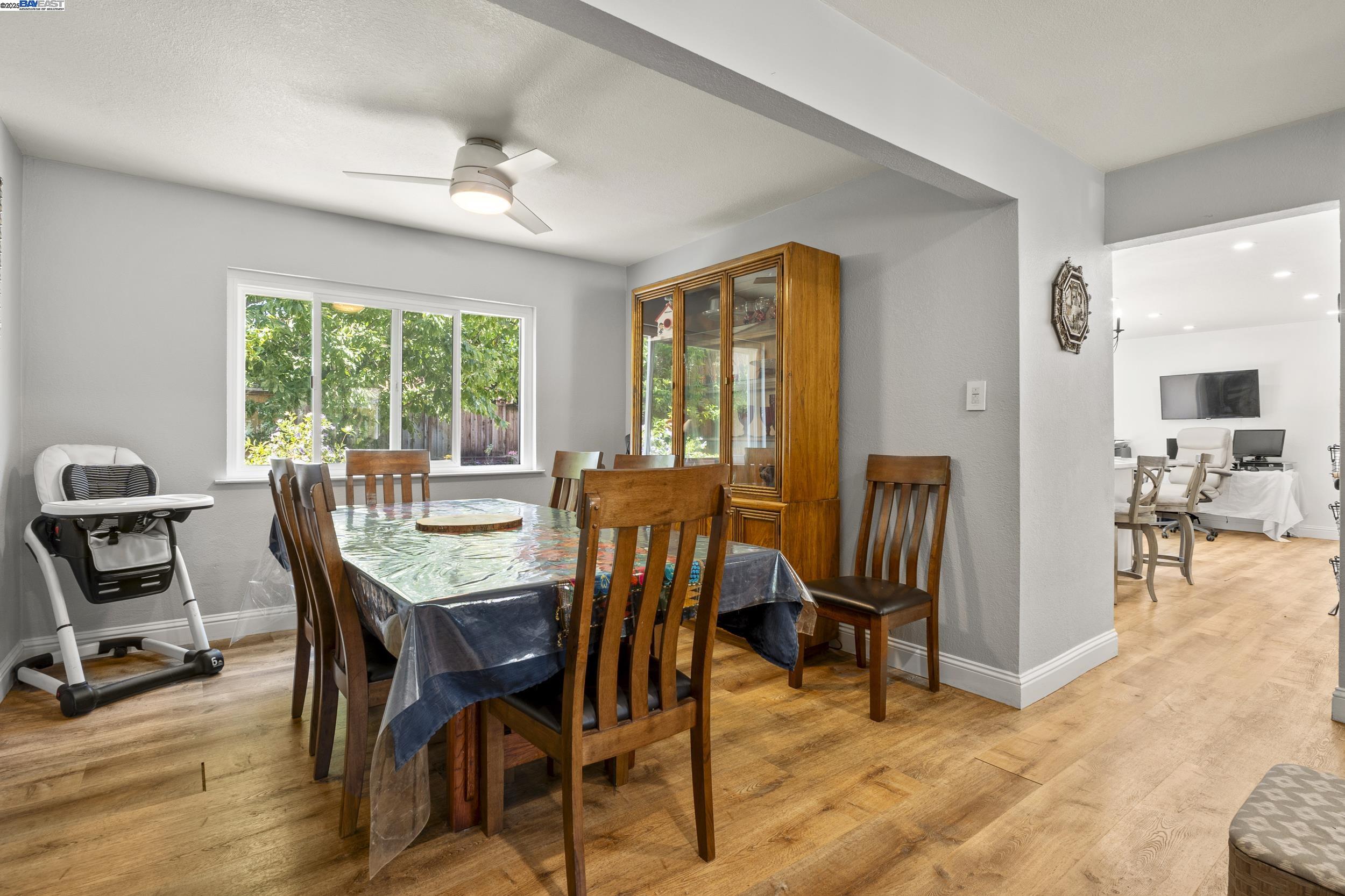 Detail Gallery Image 11 of 45 For 963 Getoun Dr, Concord,  CA 94518 - 5 Beds | 2/1 Baths
