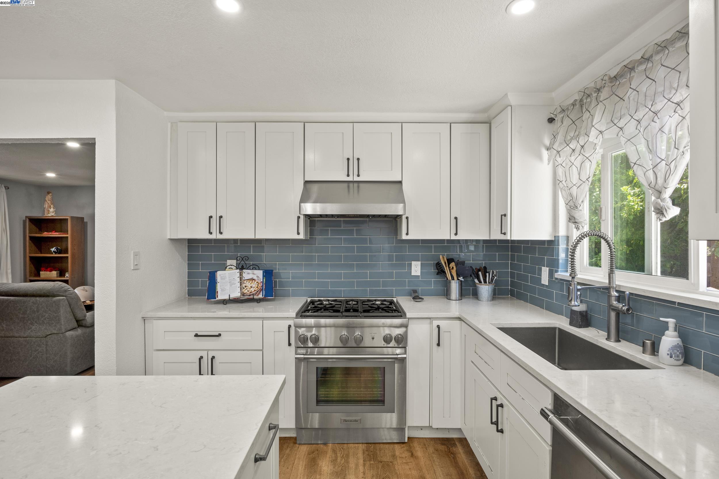 Detail Gallery Image 14 of 45 For 963 Getoun Dr, Concord,  CA 94518 - 5 Beds | 2/1 Baths
