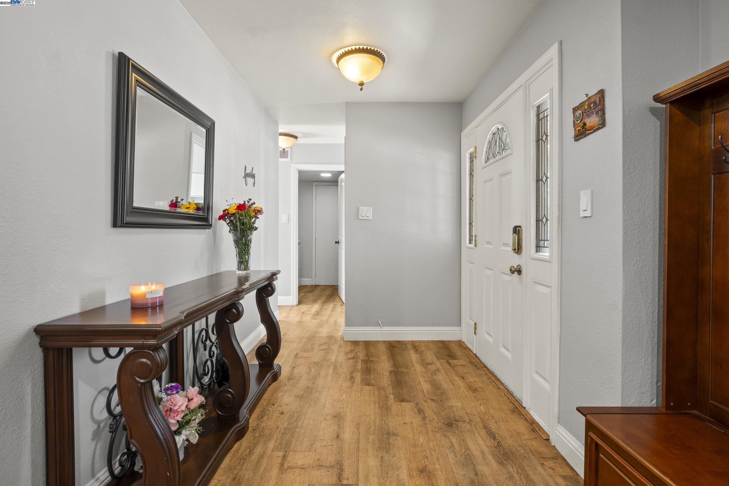 Detail Gallery Image 5 of 45 For 963 Getoun Dr, Concord,  CA 94518 - 5 Beds | 2/1 Baths