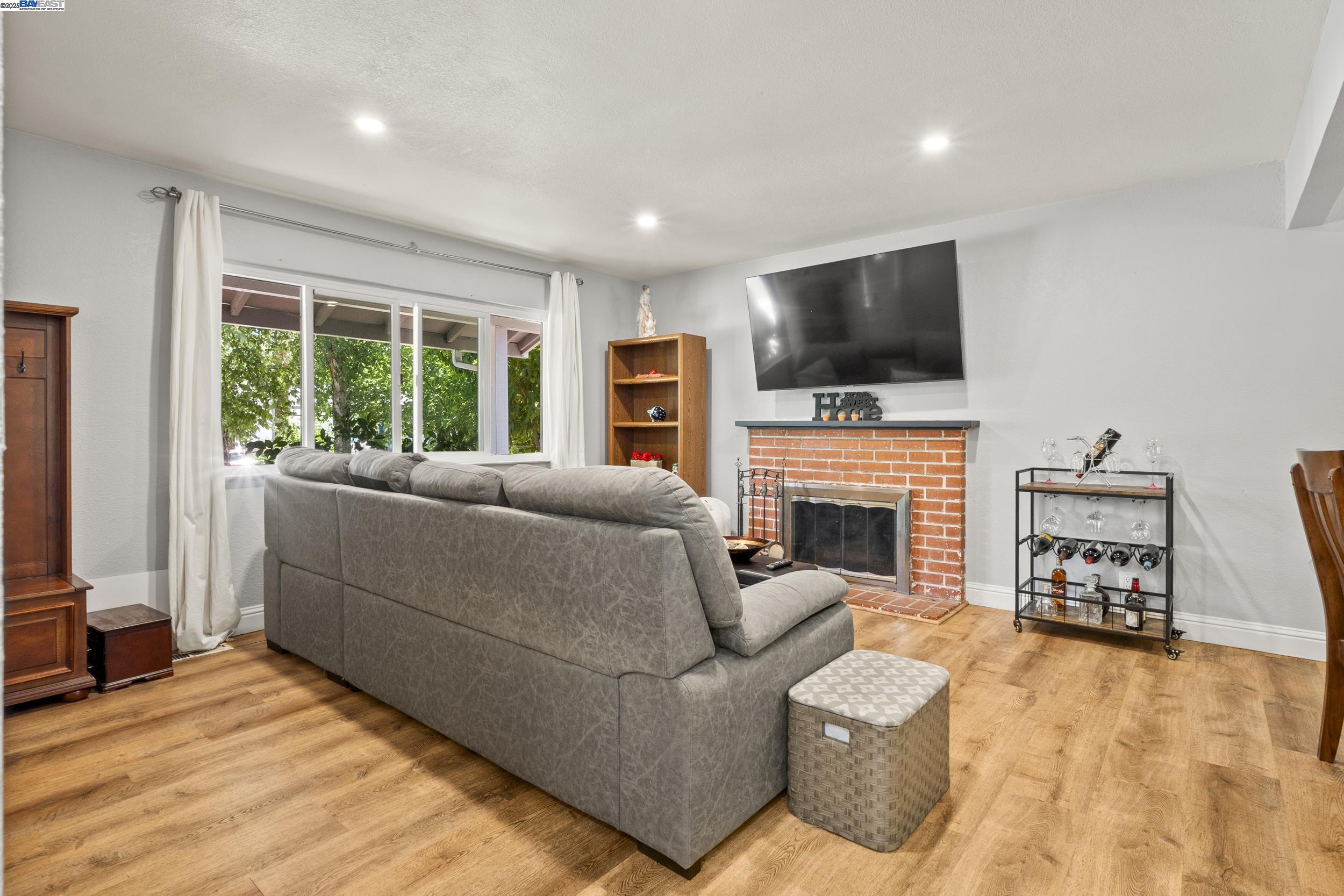 Detail Gallery Image 6 of 45 For 963 Getoun Dr, Concord,  CA 94518 - 5 Beds | 2/1 Baths