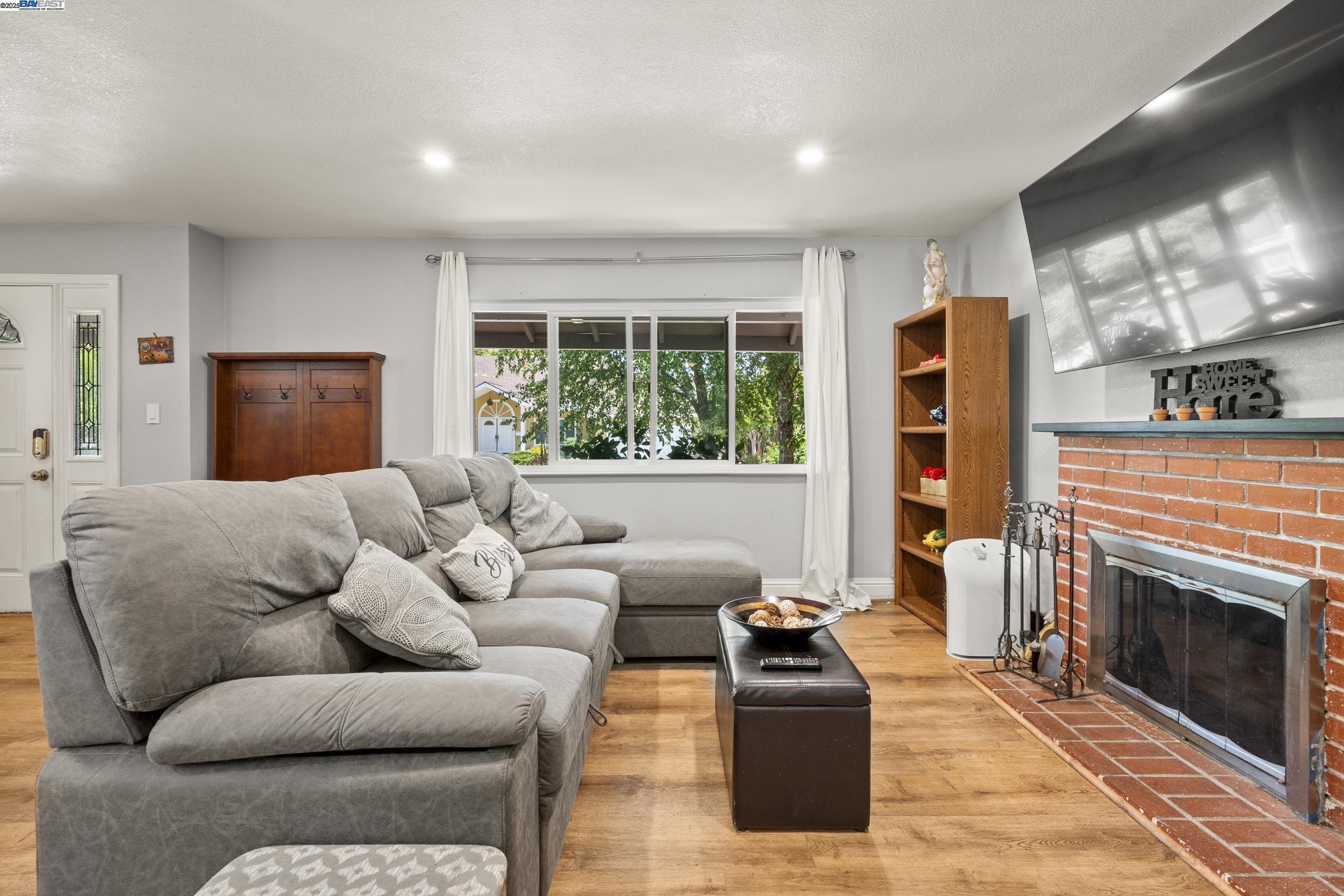 Detail Gallery Image 7 of 45 For 963 Getoun Dr, Concord,  CA 94518 - 5 Beds | 2/1 Baths