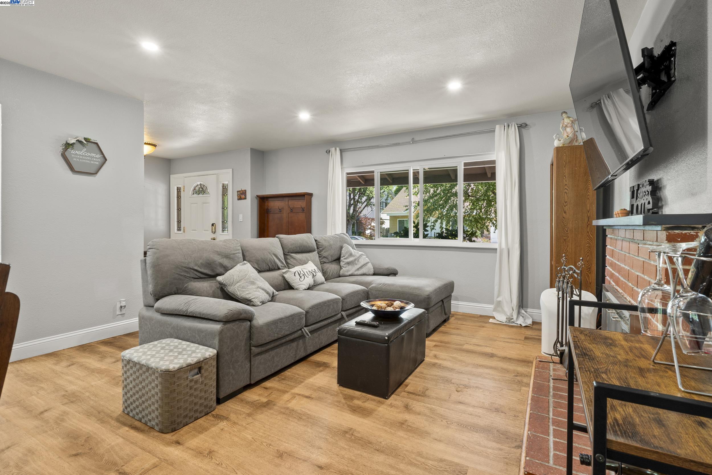 Detail Gallery Image 8 of 45 For 963 Getoun Dr, Concord,  CA 94518 - 5 Beds | 2/1 Baths