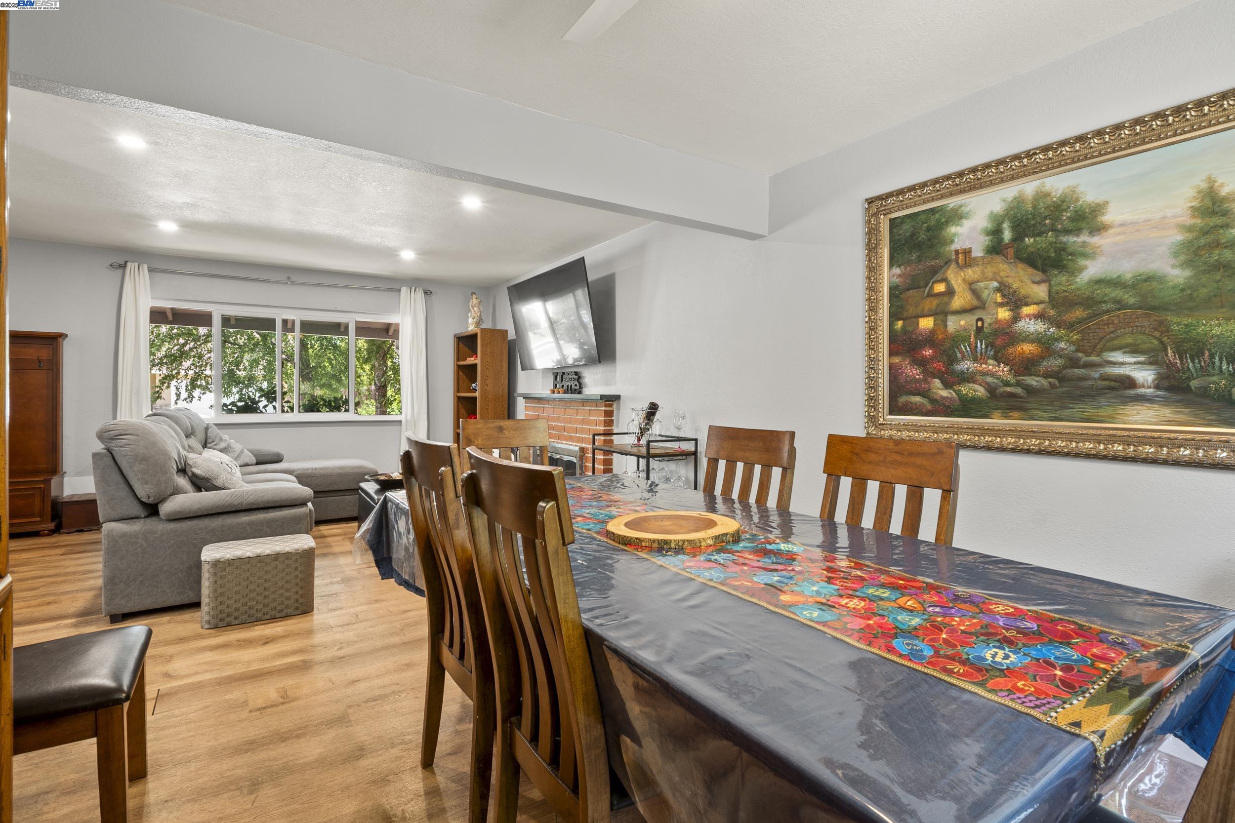 Detail Gallery Image 10 of 45 For 963 Getoun Dr, Concord,  CA 94518 - 5 Beds | 2/1 Baths