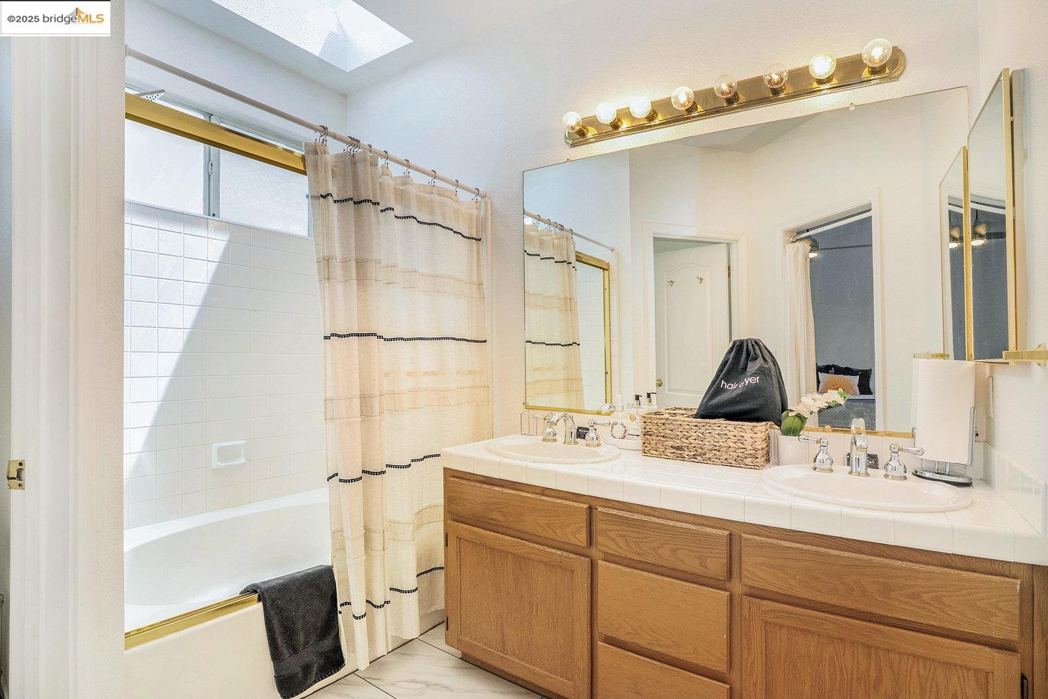 Detail Gallery Image 10 of 28 For 1701 Mount Silliman Way, Antioch,  CA 94531 - 3 Beds | 2 Baths