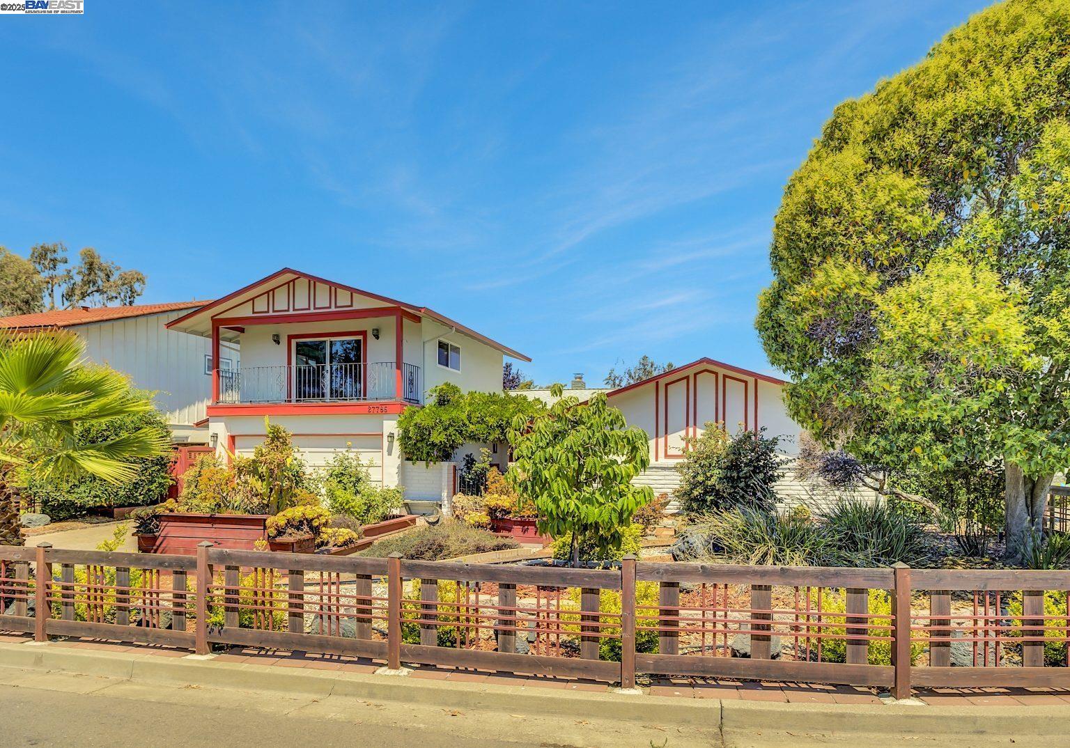 Detail Gallery Image 1 of 31 For 27786 Pleasant Hill Ct, Hayward,  CA 94542 - 4 Beds | 2/1 Baths