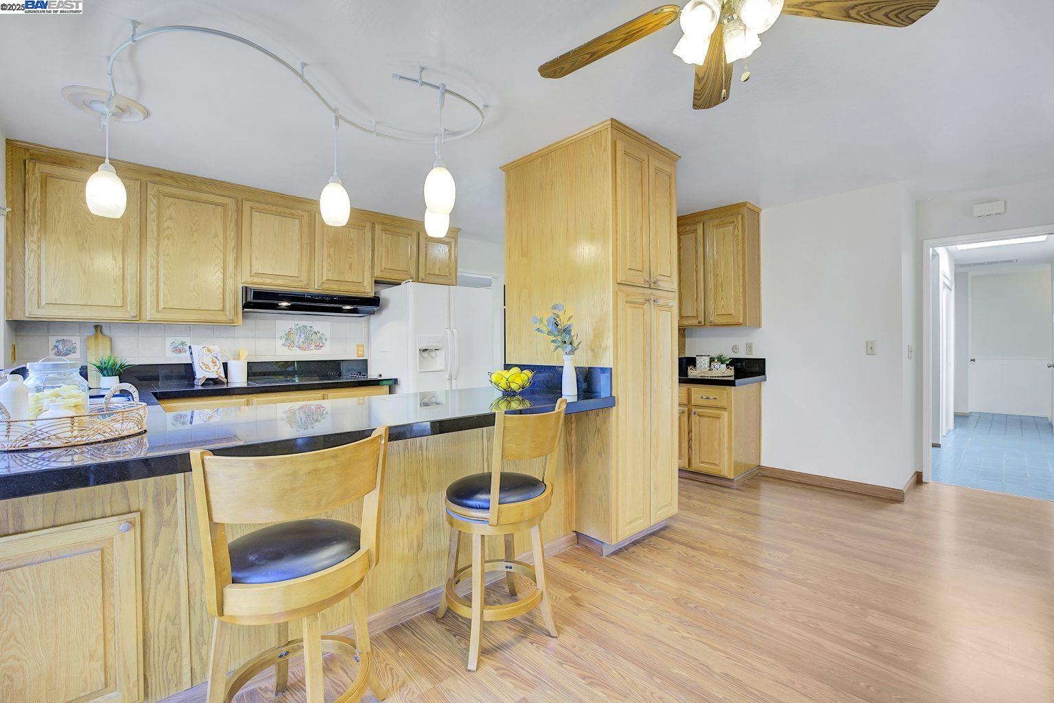 Detail Gallery Image 11 of 31 For 27786 Pleasant Hill Ct, Hayward,  CA 94542 - 4 Beds | 2/1 Baths