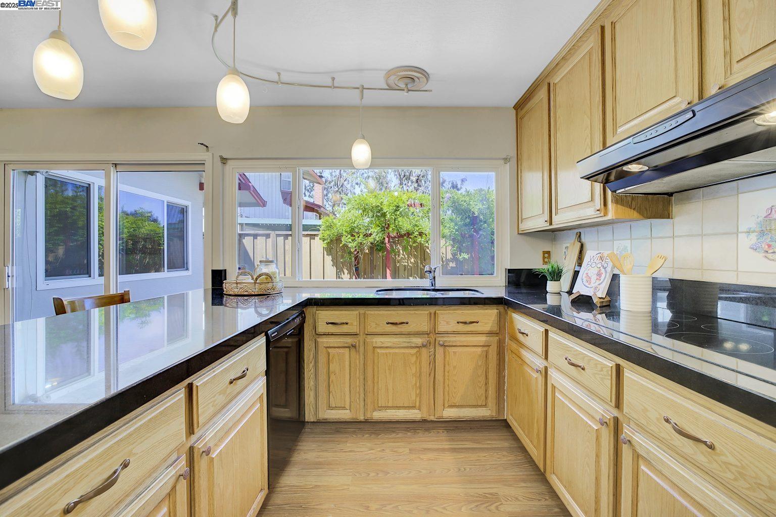 Detail Gallery Image 12 of 31 For 27786 Pleasant Hill Ct, Hayward,  CA 94542 - 4 Beds | 2/1 Baths