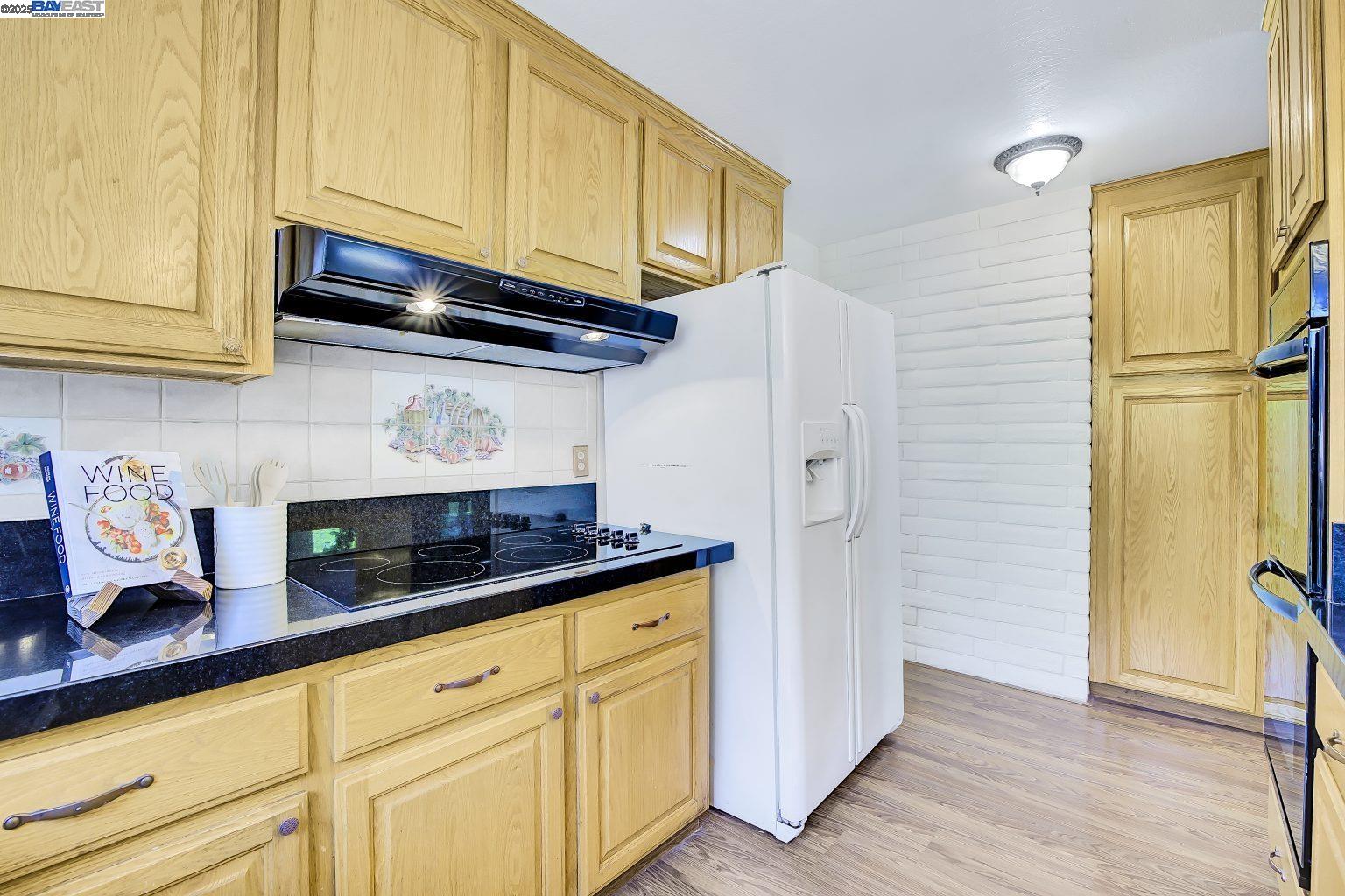 Detail Gallery Image 14 of 31 For 27786 Pleasant Hill Ct, Hayward,  CA 94542 - 4 Beds | 2/1 Baths