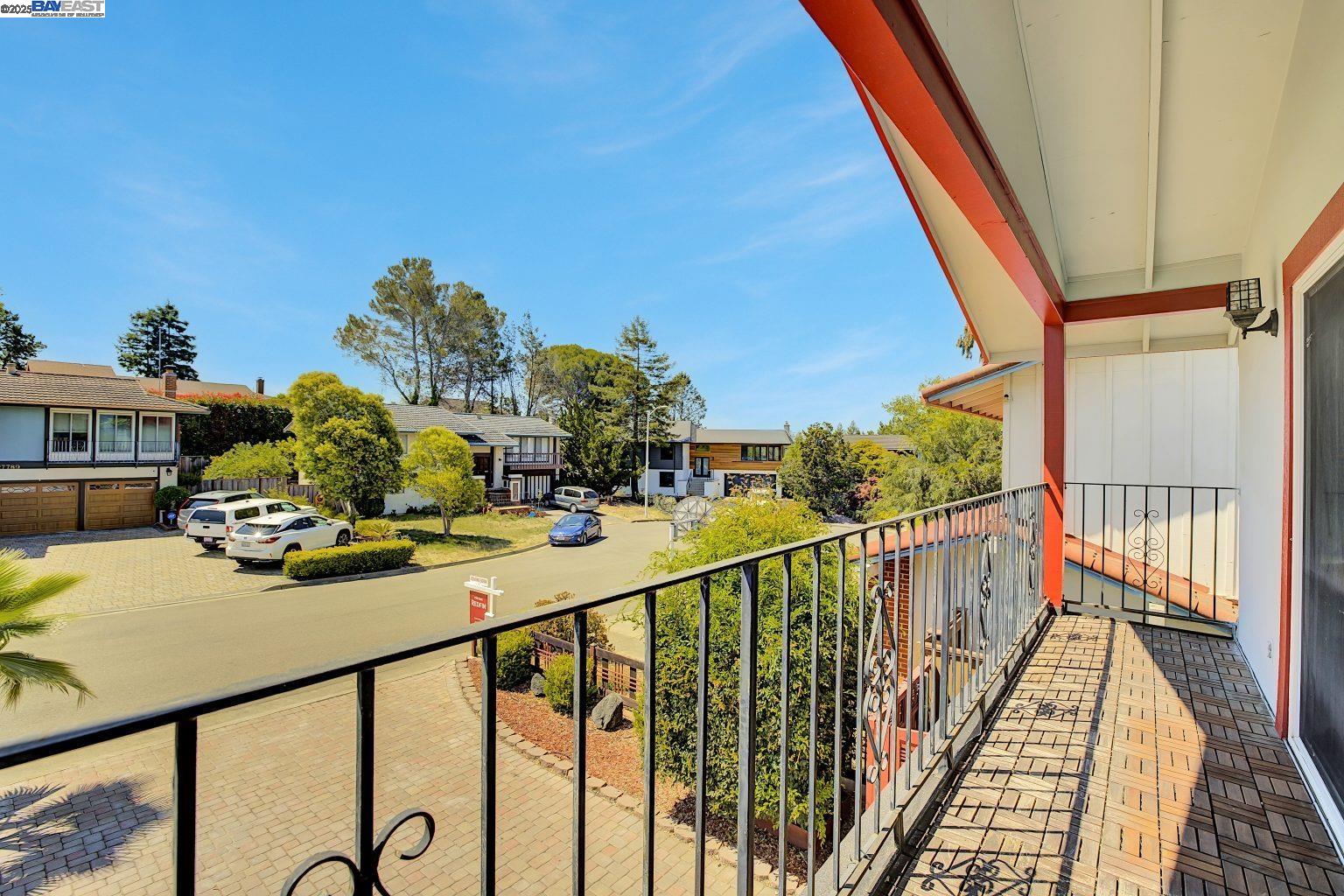 Detail Gallery Image 17 of 31 For 27786 Pleasant Hill Ct, Hayward,  CA 94542 - 4 Beds | 2/1 Baths