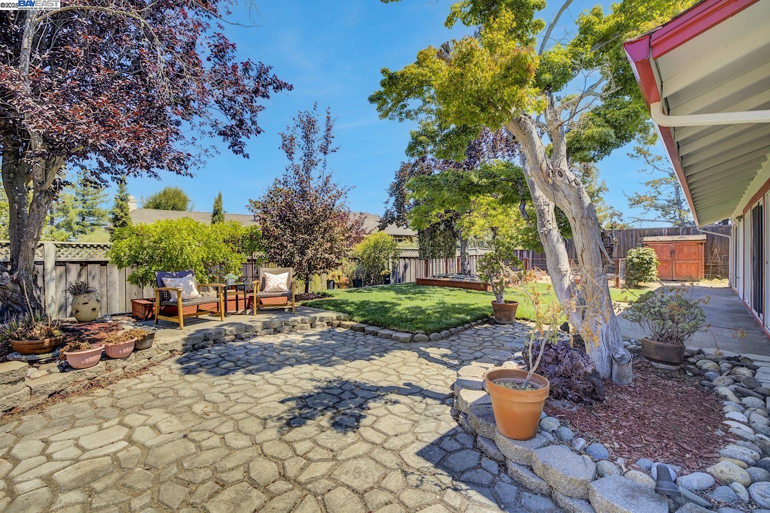 Detail Gallery Image 3 of 31 For 27786 Pleasant Hill Ct, Hayward,  CA 94542 - 4 Beds | 2/1 Baths